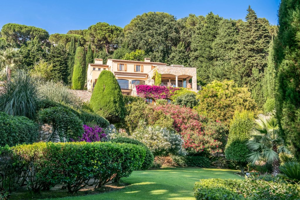 Villa for sale in Cannes — Cannes Stone Villa: Luxury Sea View Legacy Estate for Sale