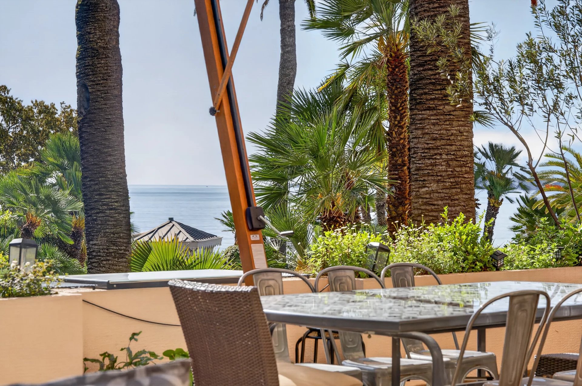 SOLE AGENT - Exceptional pied-à-terre facing the sea, prestigious residence with direct sea access and swimming pool