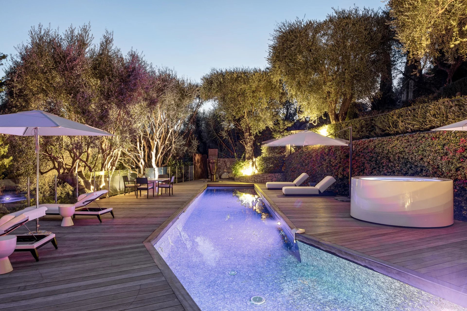 Contemporary 5-bedroom villa with panoramic view