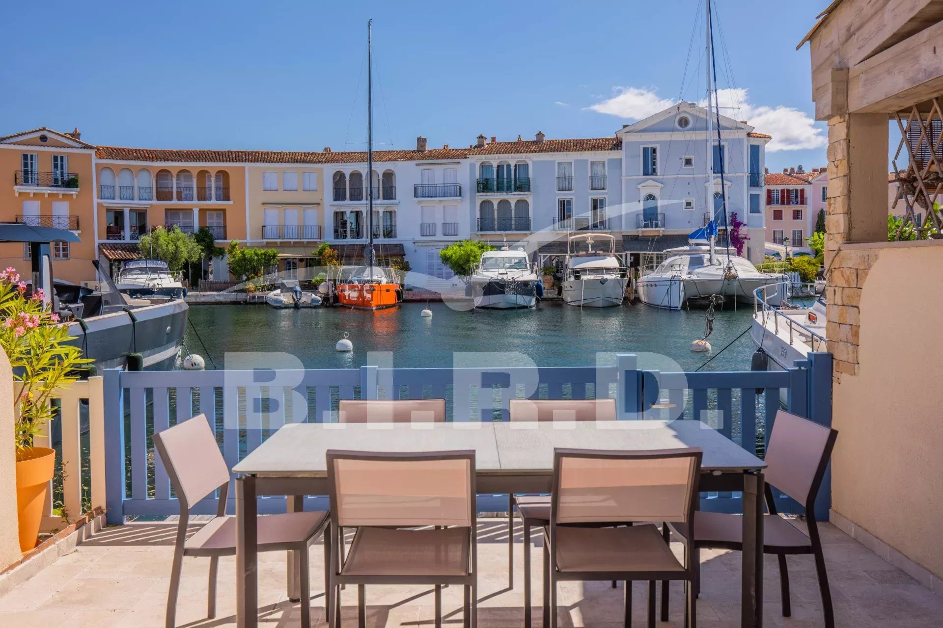 PORT-GRIMAUD: belle maison de pêcheur rénovée, amarrage 16m