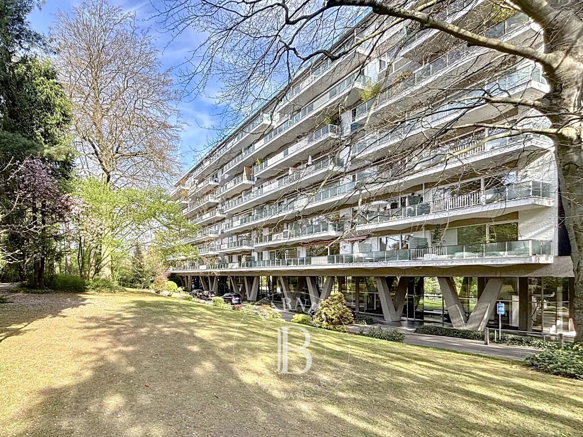 ONDER BOD - UCCLE - Prachtig gerenoveerd appartement, terras op het zuiden