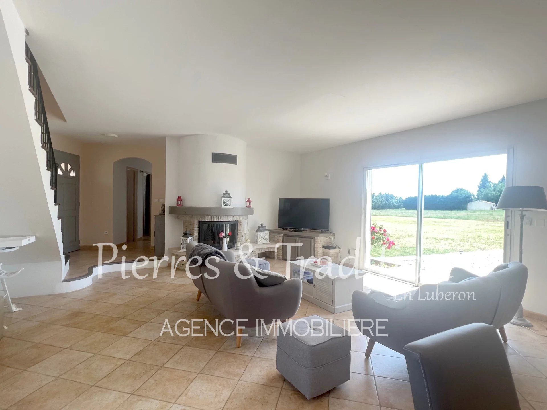 Beautiful family home with pool and large land in Simiane-la-Rotonde, in the heart of Provence