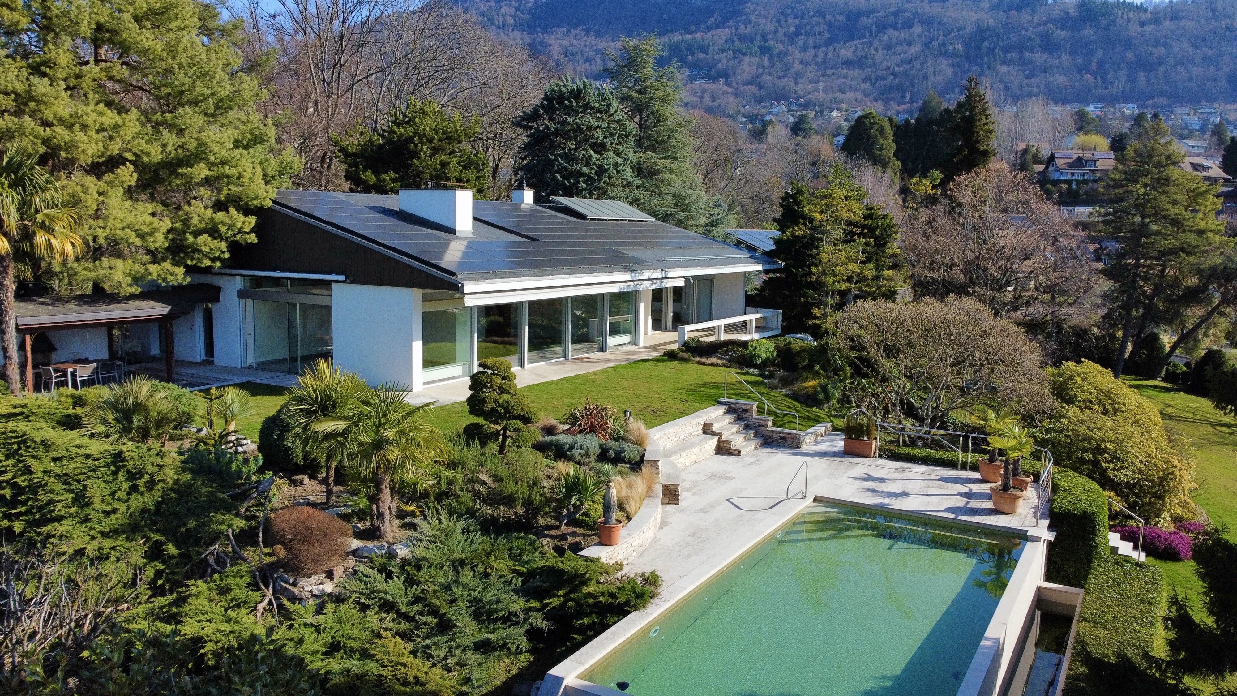 Propriété d’exception de 7.5 pièces avec piscine