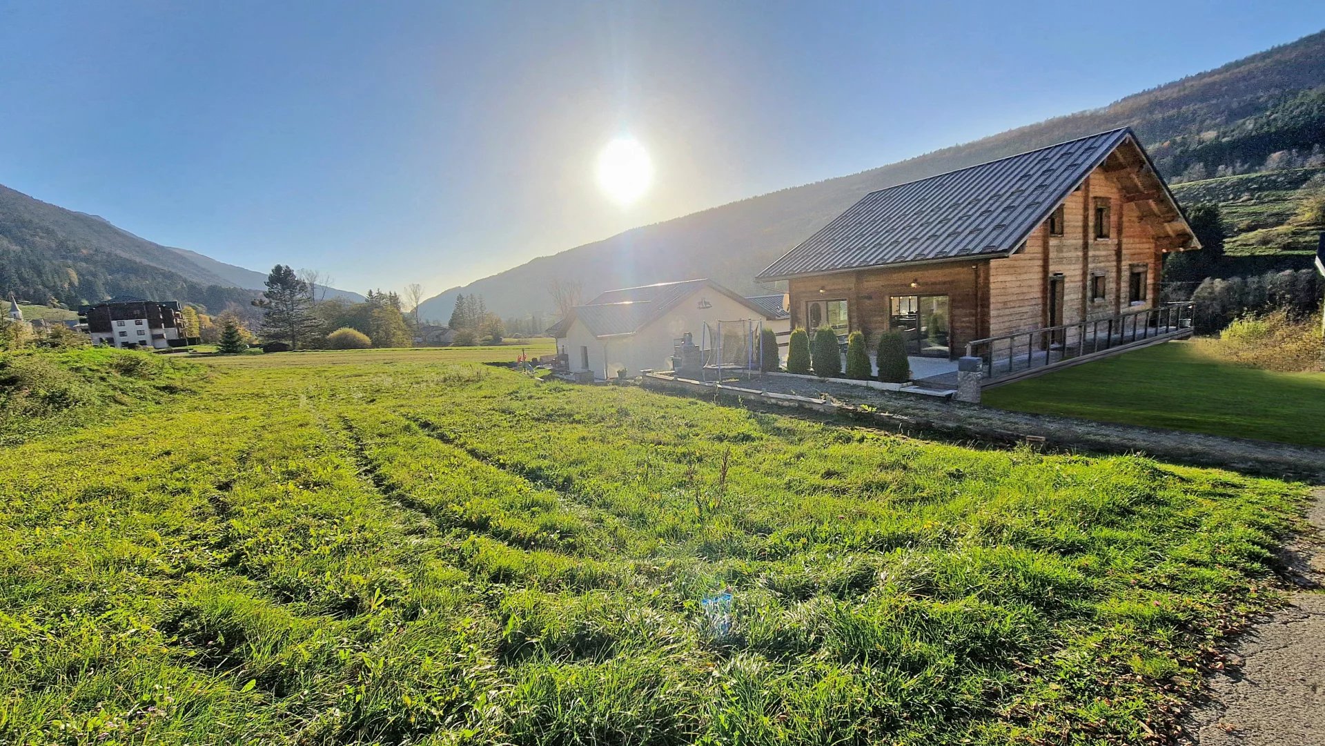 Mijoux : Récent chalet de type 9 avec du terrain