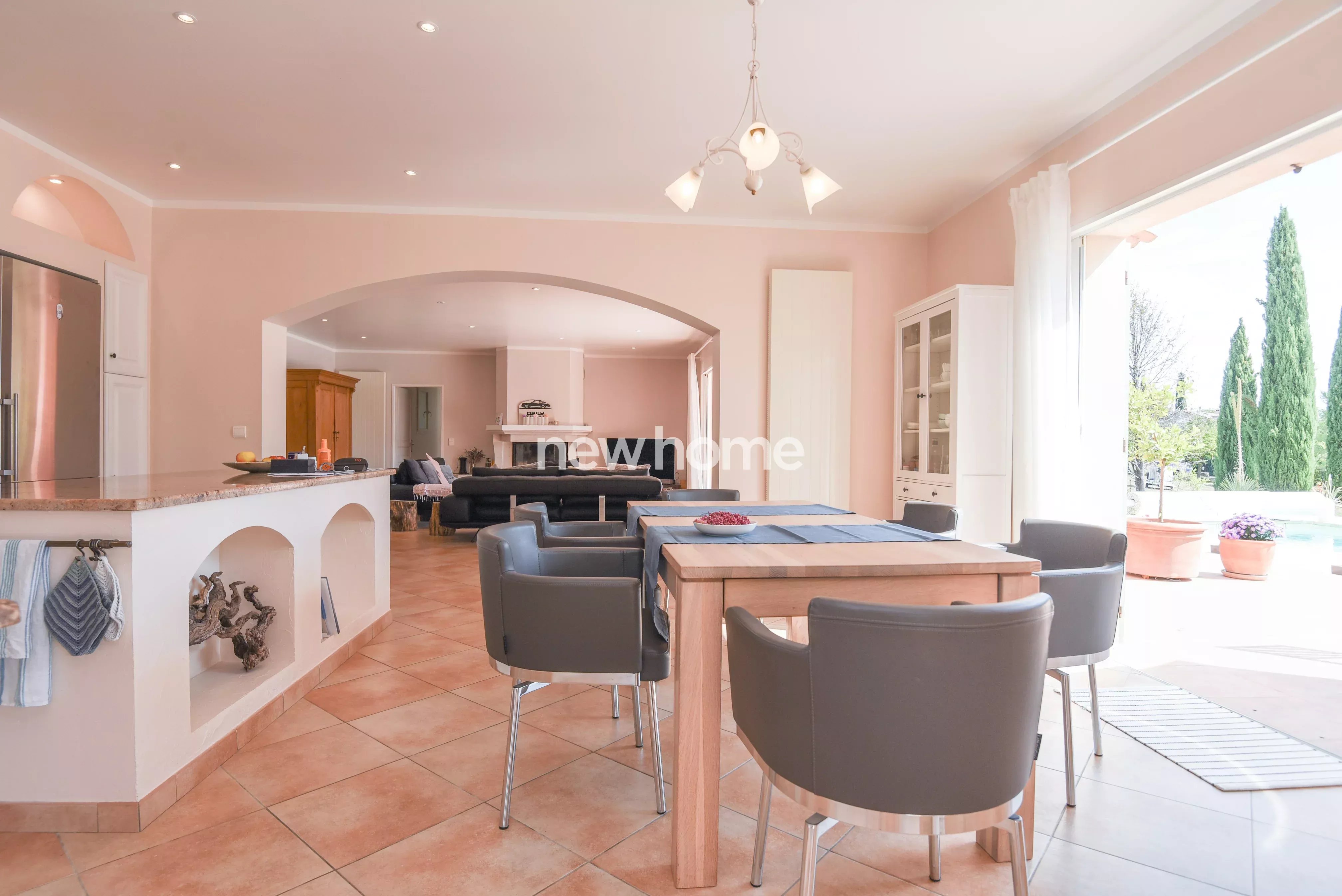 Proche de Lorgues, une villa provençale et lumineuse avec piscine et vue dégagée.