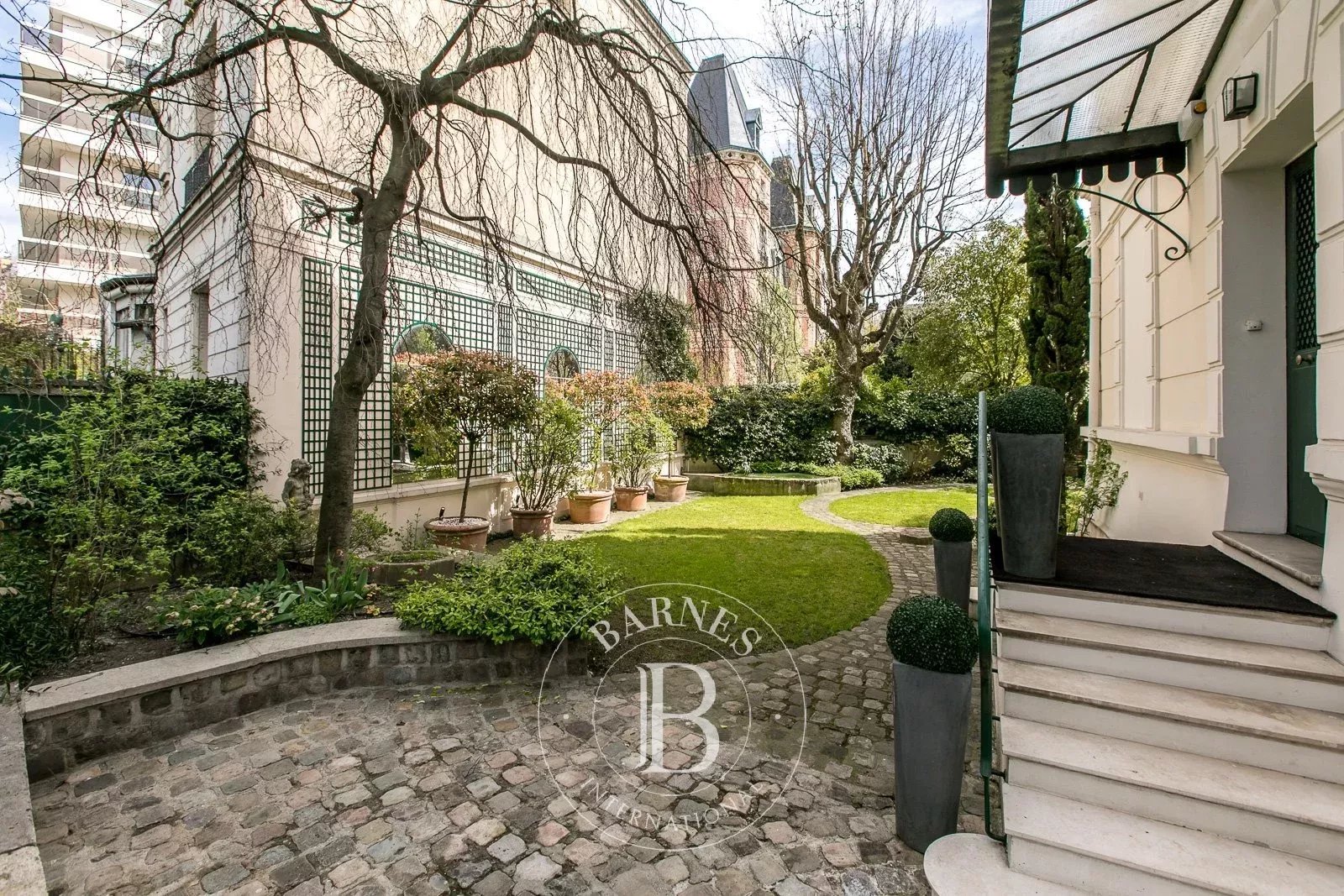 Paris 16 - Private road - Townhouse with garden - 5 bedrooms - picture 11 title=