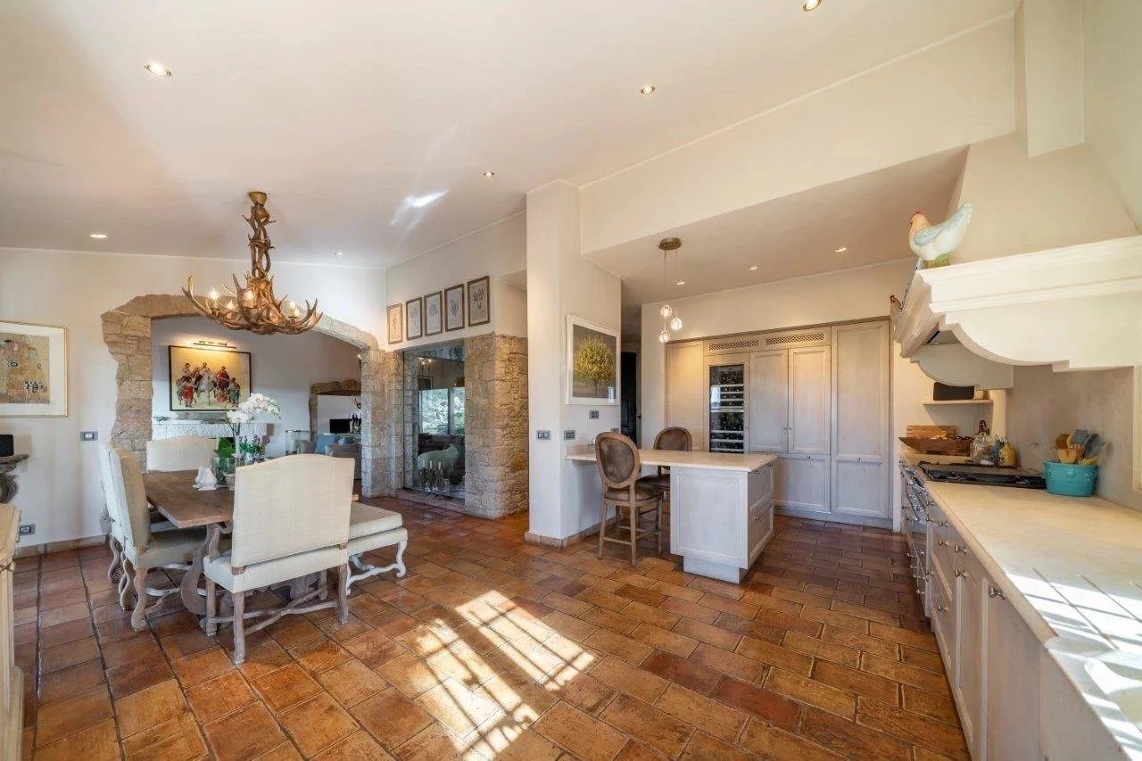  Image of Villa - 6 Bedrooms for Sale in Alpes-Maritimes-Saint-Paul-de-Vence-France, Image 10