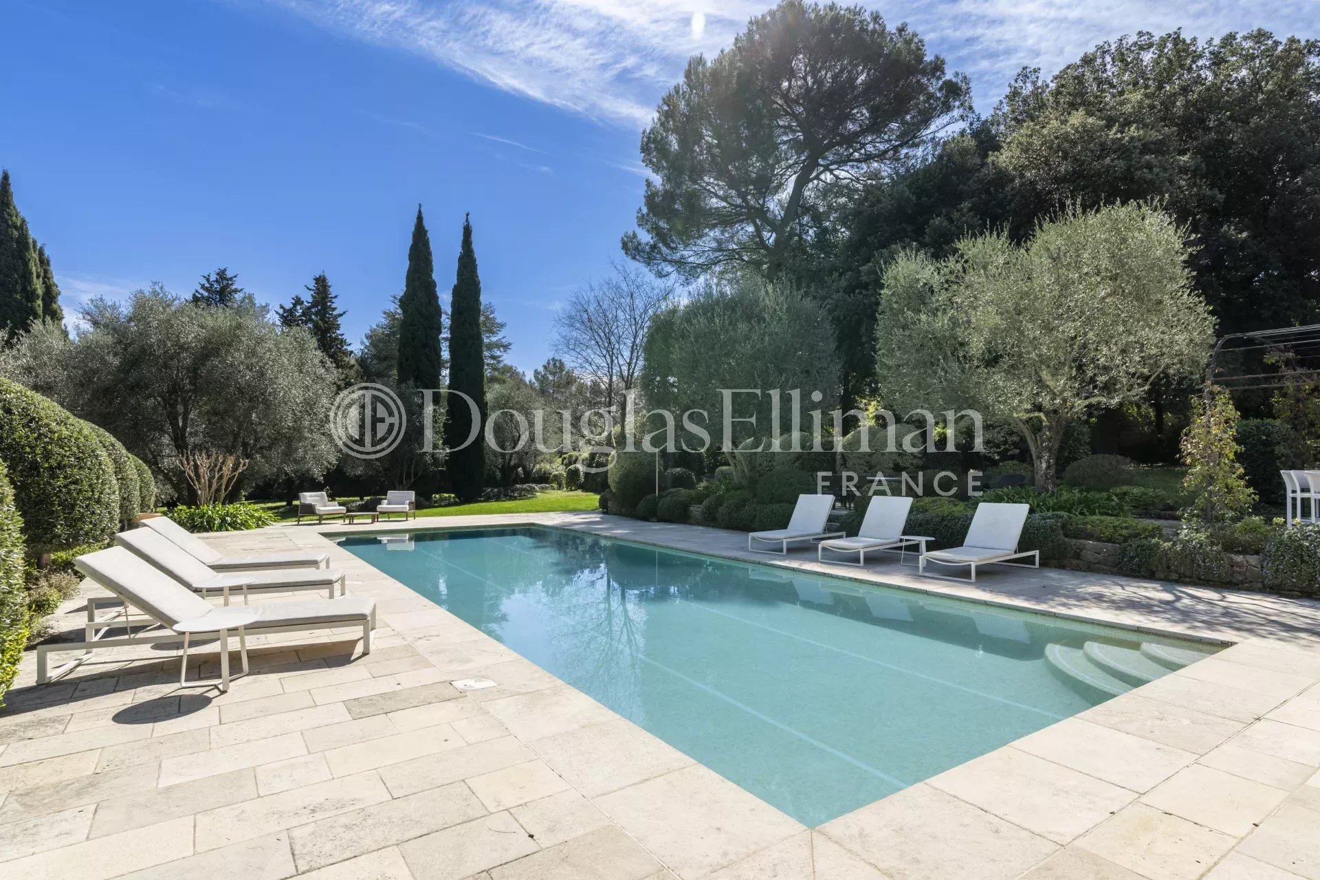 GRASSE – Une demeure de parfumeur avec piscine et vue - Image nᵒ3