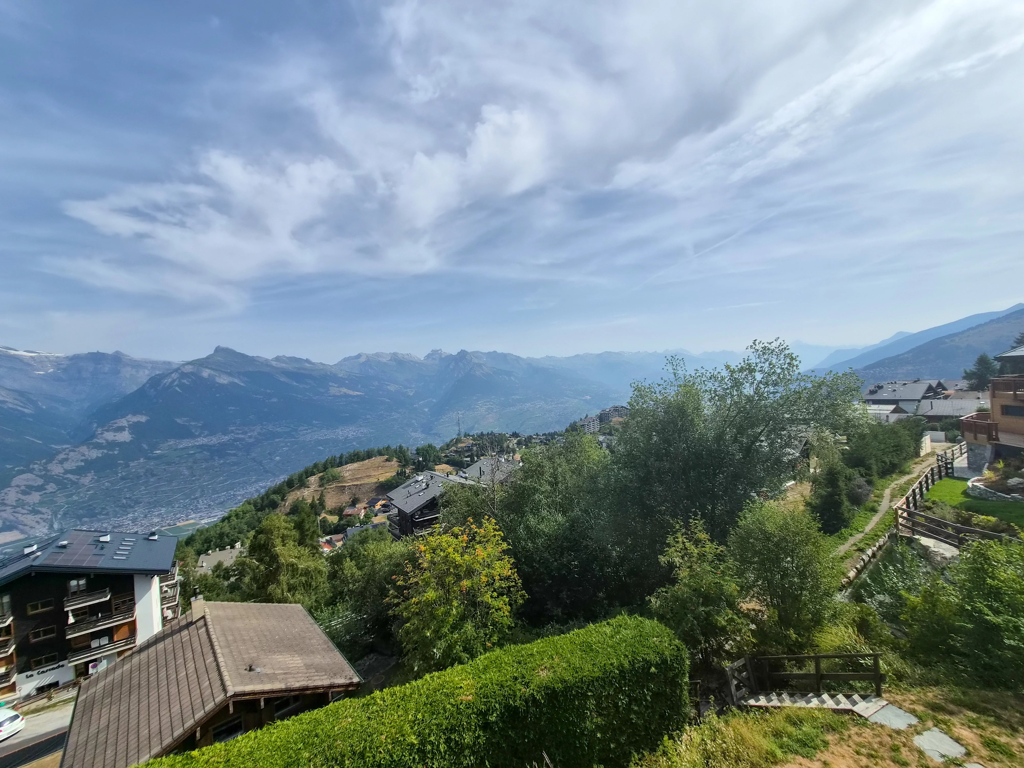 Chalet d'exception au bord du bisse et proche des pistes de skis, à Nendaz !