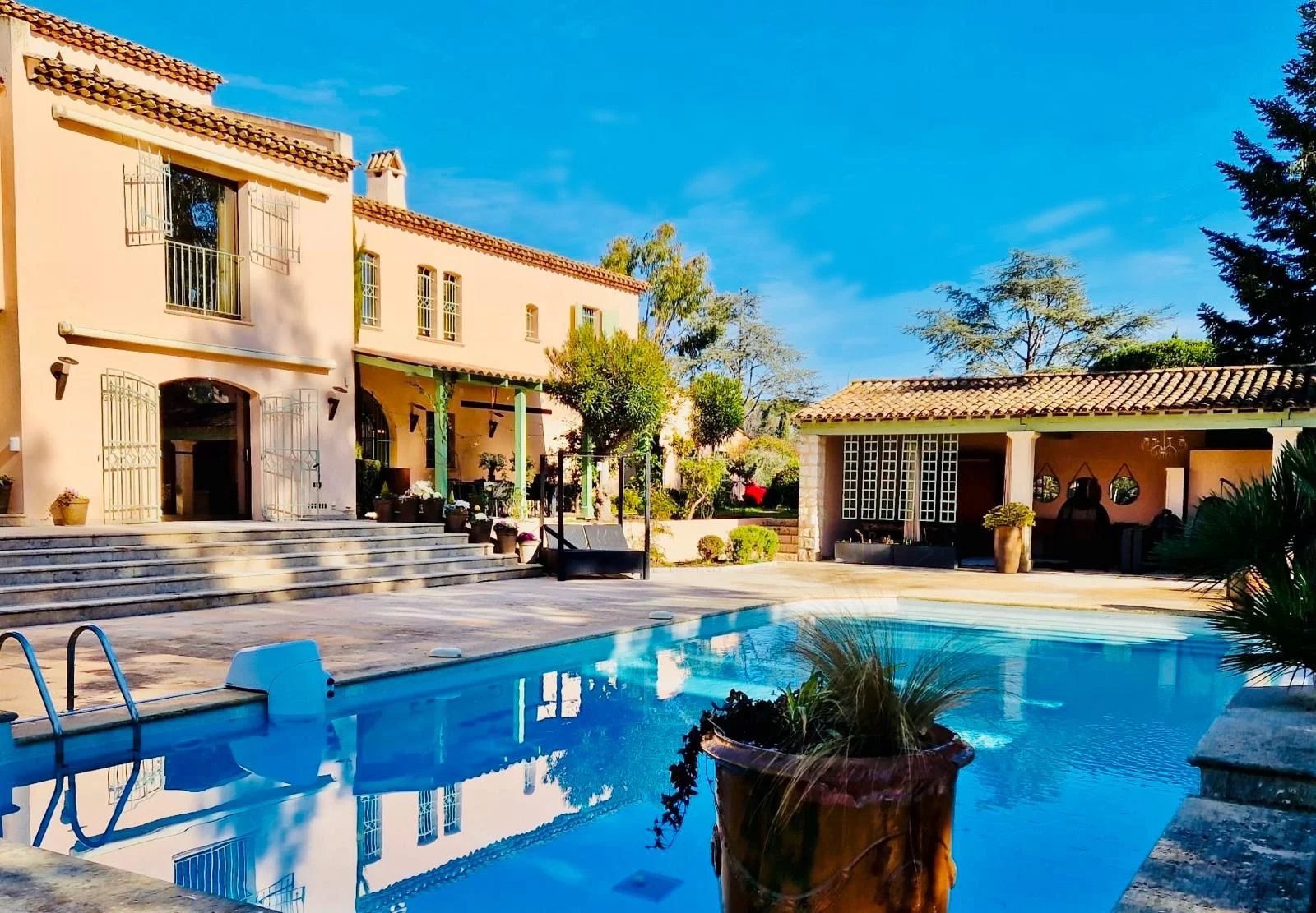 STUNNING PROPERTY IN MOUGINS