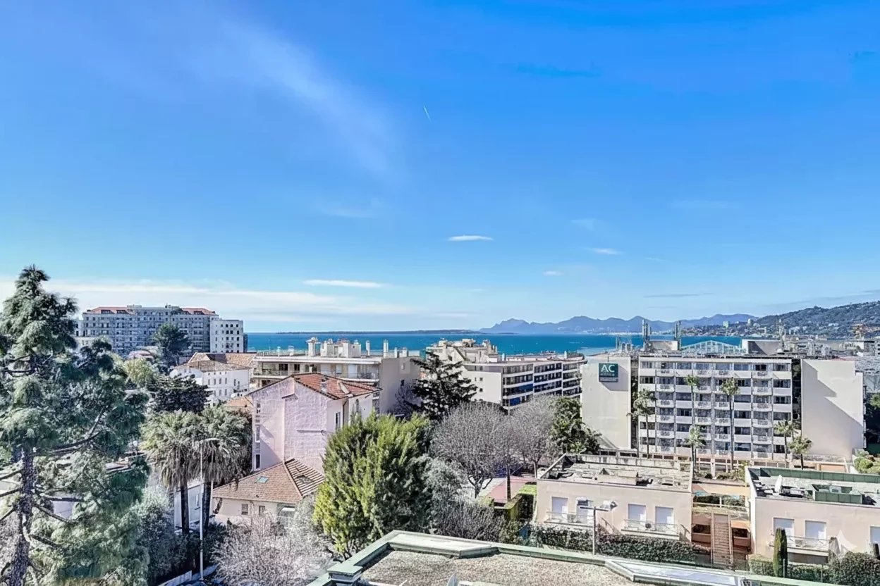 À deux pas des plages et de la Pinède – Superbe appartement 4 pièces vue mer