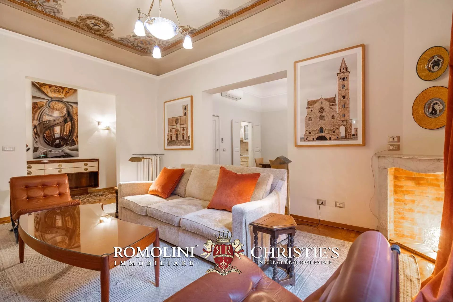 PRACHTVOLLER RESTAURIERTER PALAZZO MIT BLICK AUF DAS HISTORISCHE ZENTRUM VON FLORENZ ZU VERKAUFEN