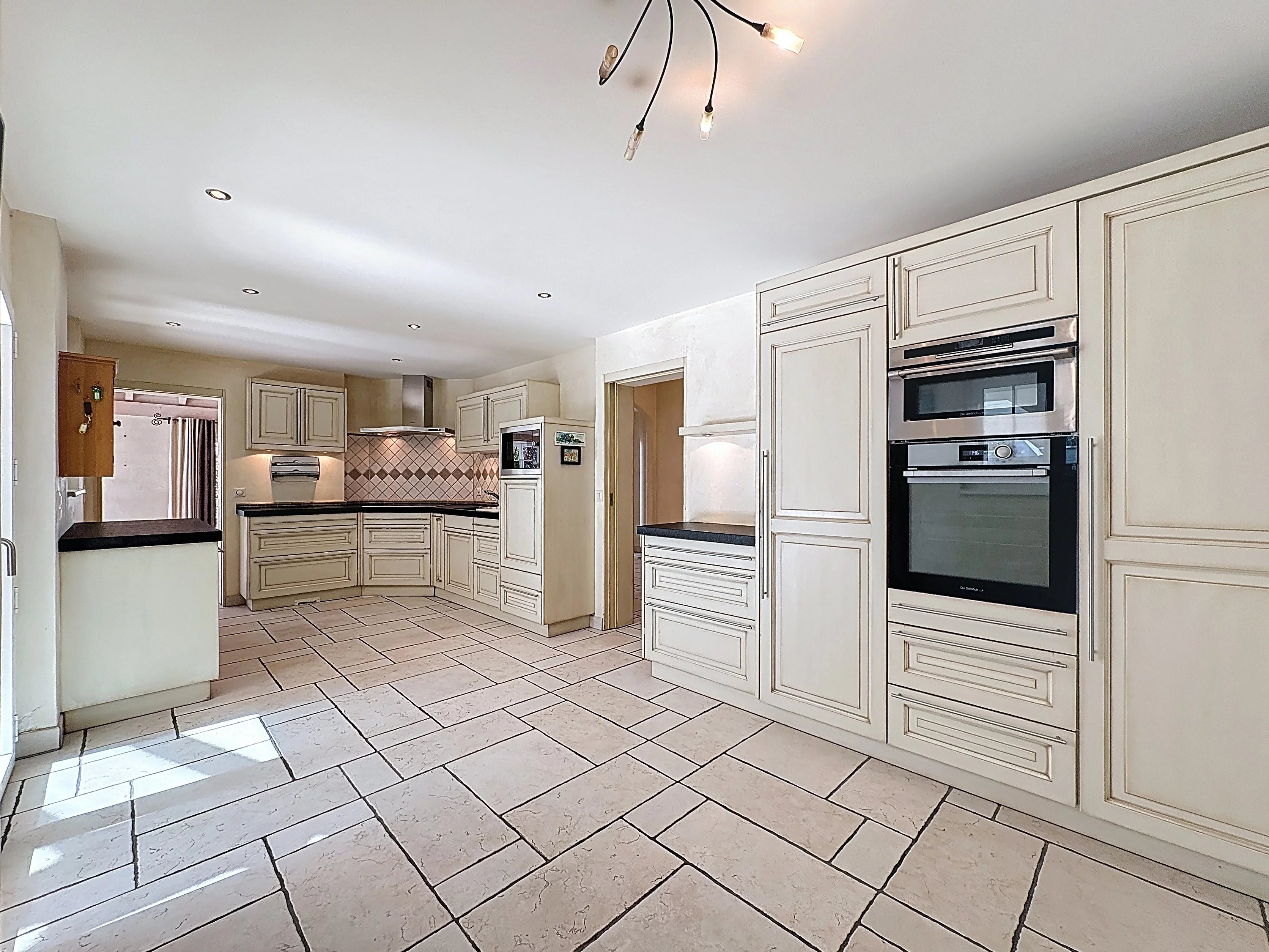 Spacieuse villa 5.5 pièces avec piscine et jardin