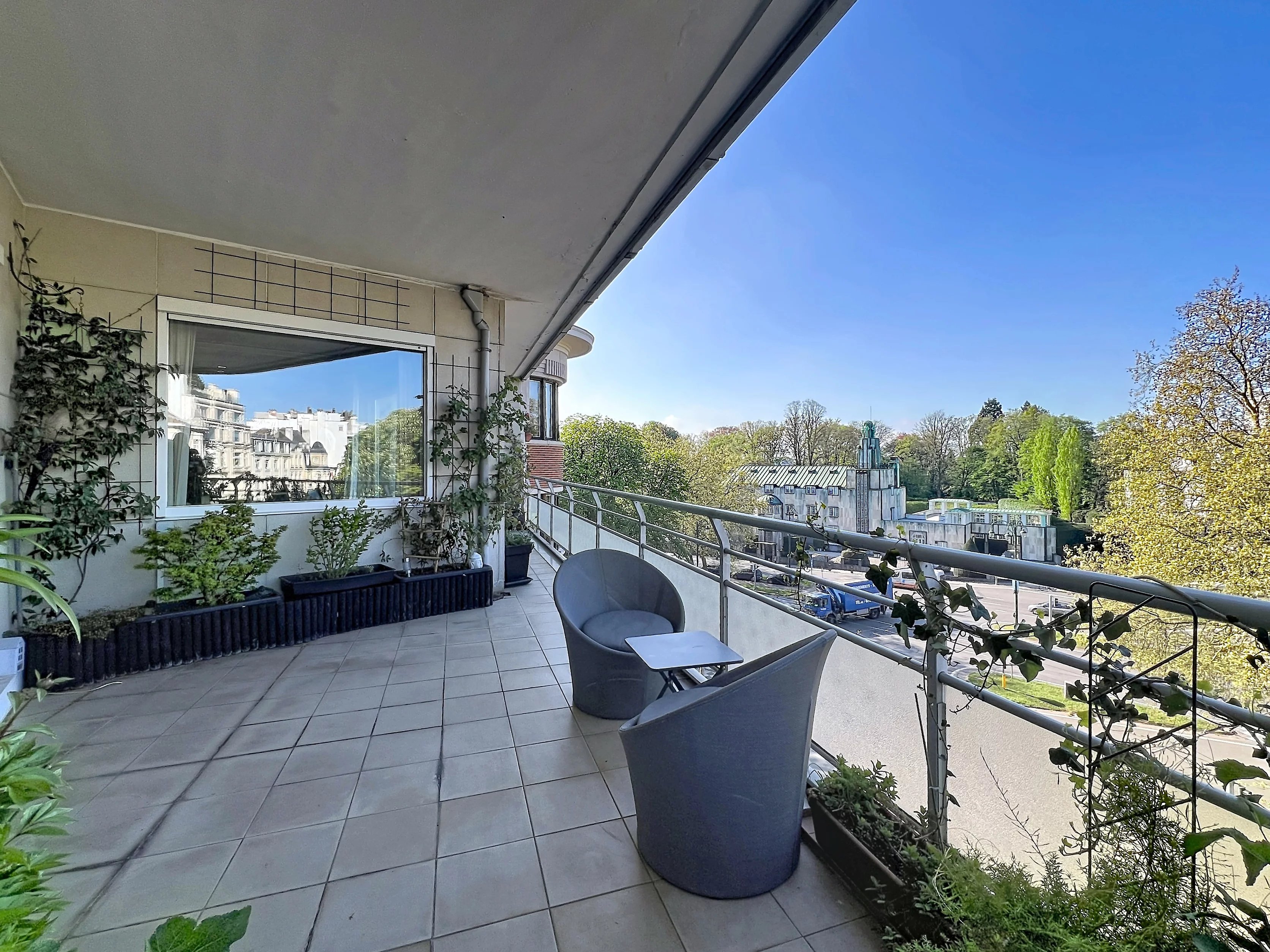 Mooi appartement met terrassen en parking