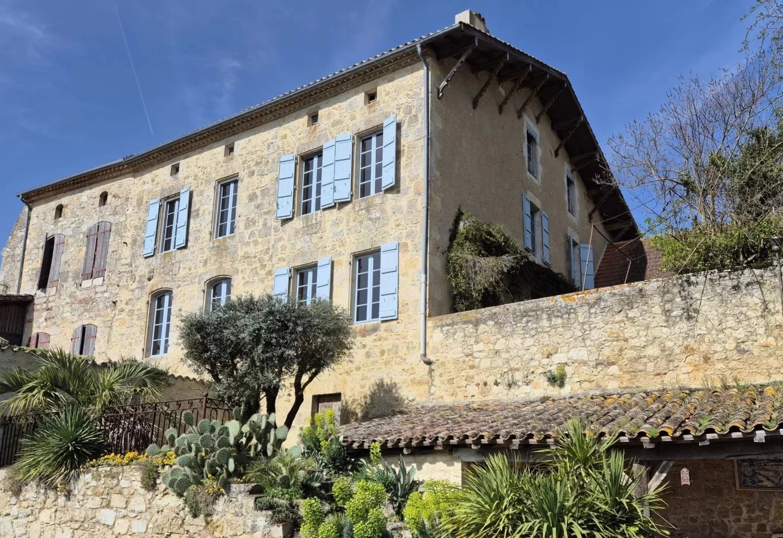 Magnifique maison bourgeoise dans un village Gersois