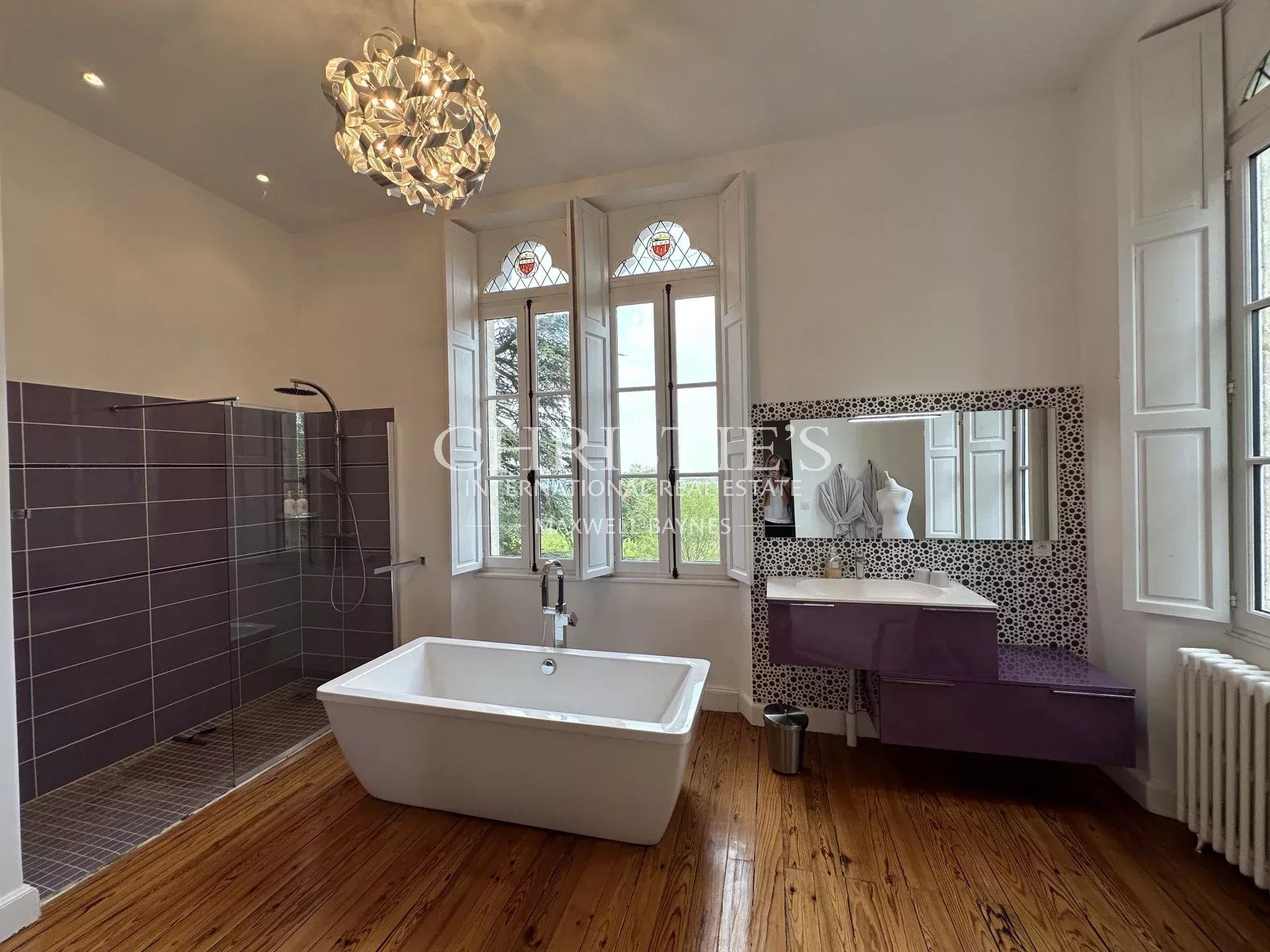 8 Bedroom Vineyard's Image 6