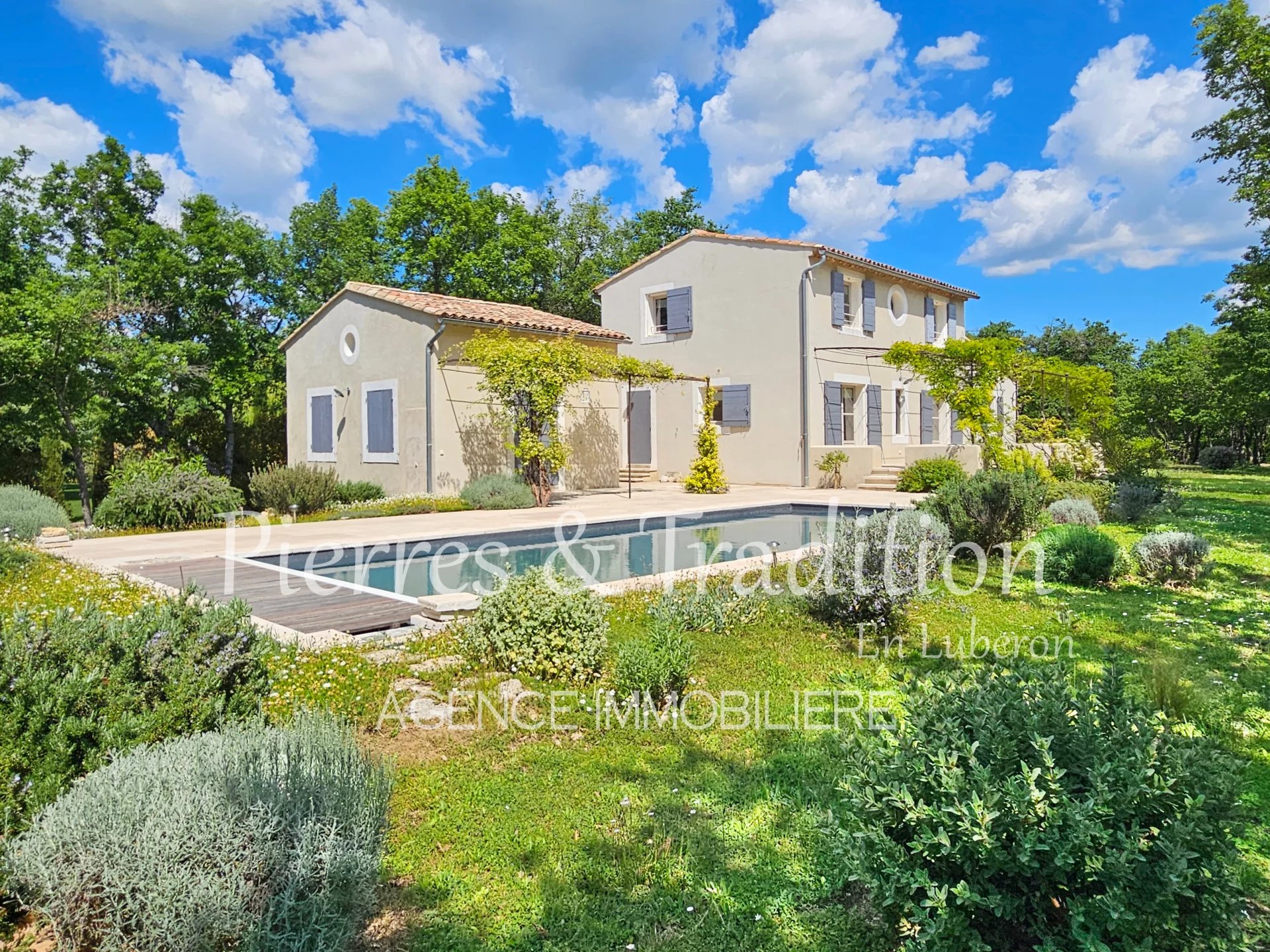 Bastide de Dombaret, magnifique bastide dans un écrin de verdure avec piscine au coeur du Luberon