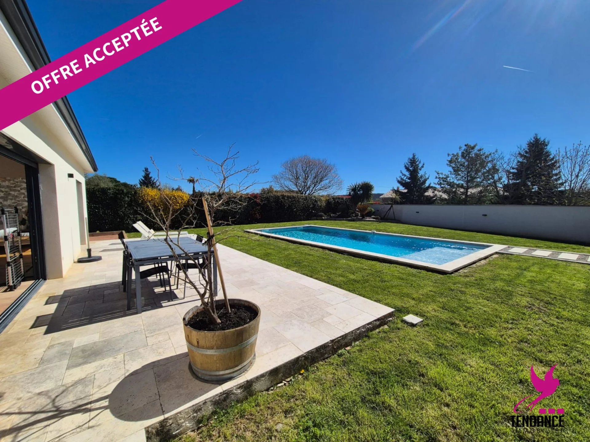 Maison contemporaine avec piscine et grand jardin clos à Grenade.