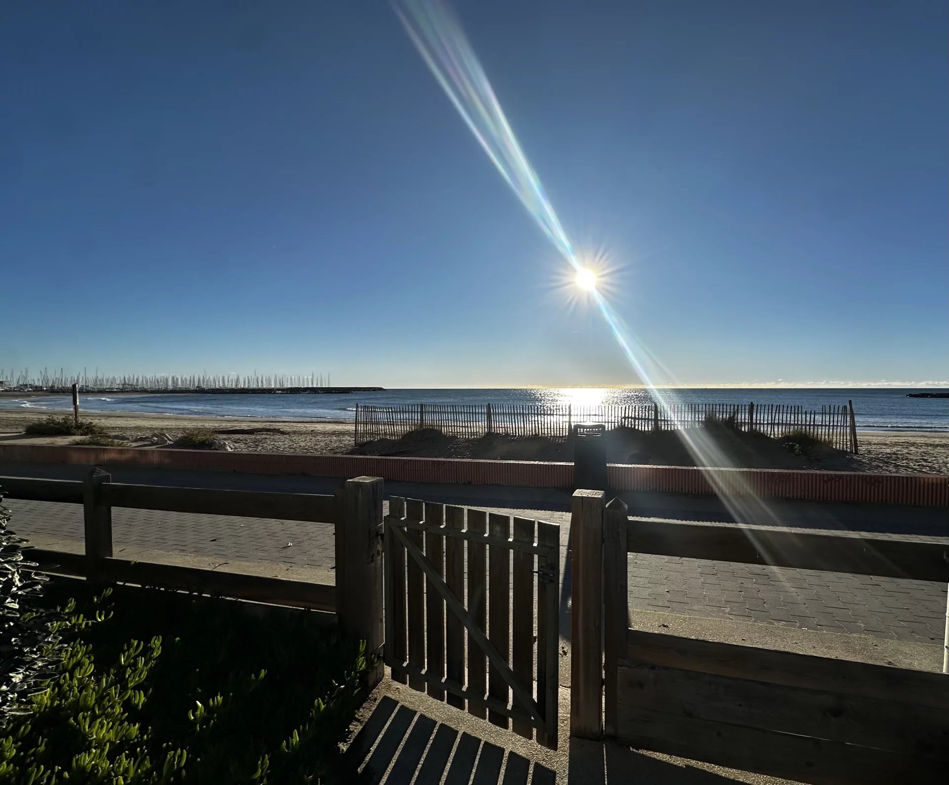 un dernier étage, 1ere ligne,  3 chambres, terrasse vue mer  plein sud ,parking et cave .