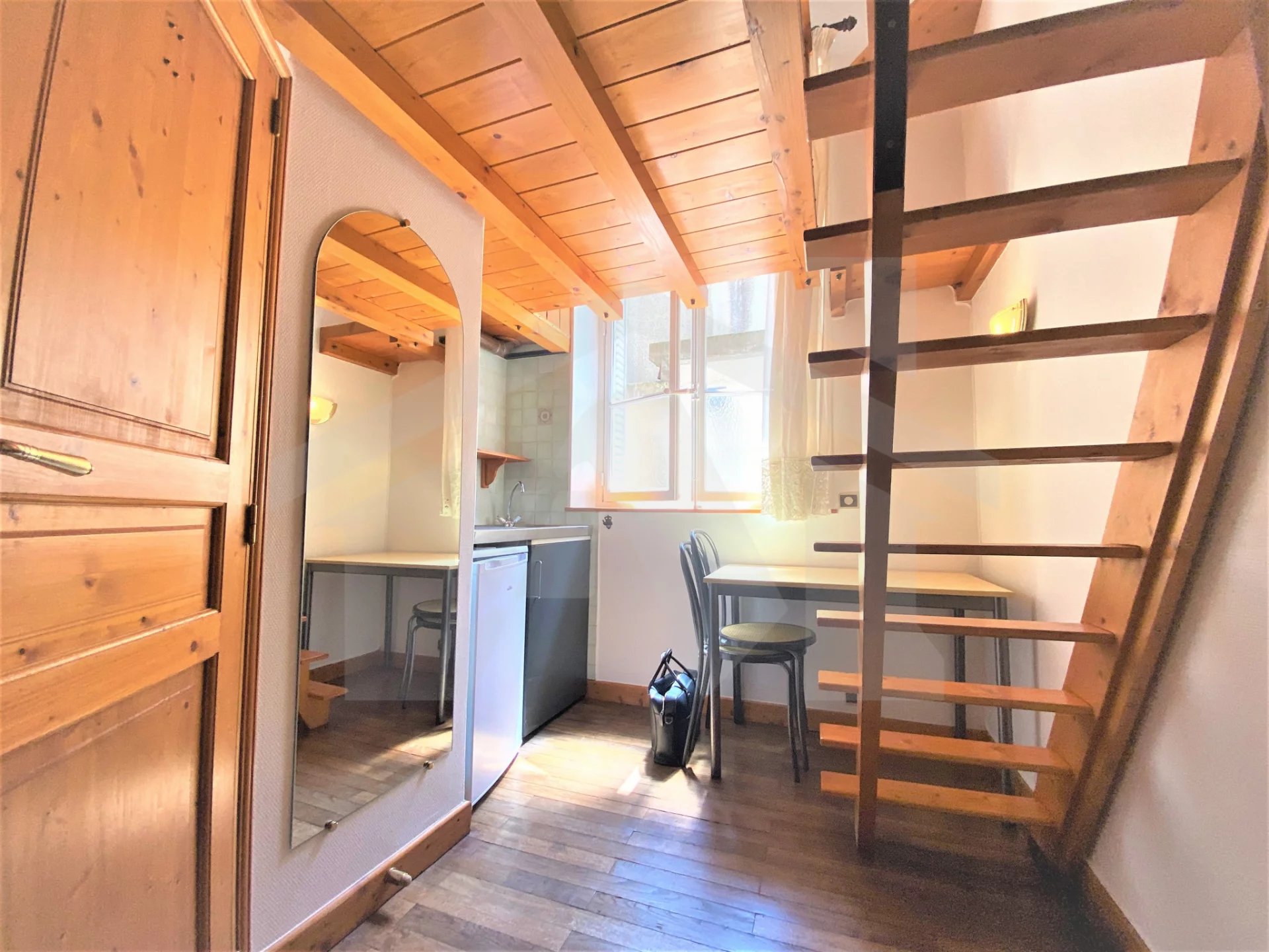 8 rue de Strasbourg, studio meublé en bon état.