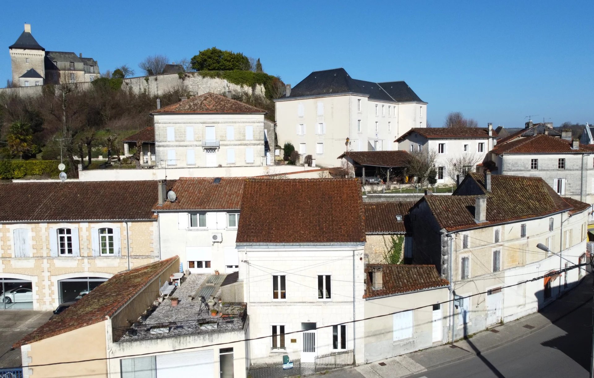 Exclusif: Une maison de village avec 4 chambres et un garage avec un grand grenier à Chalais