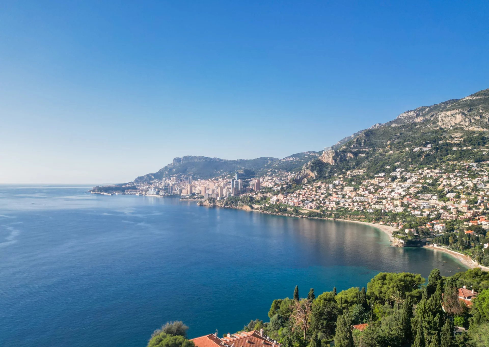 Villa brut béton, vue mer panoramique, proche Monaco