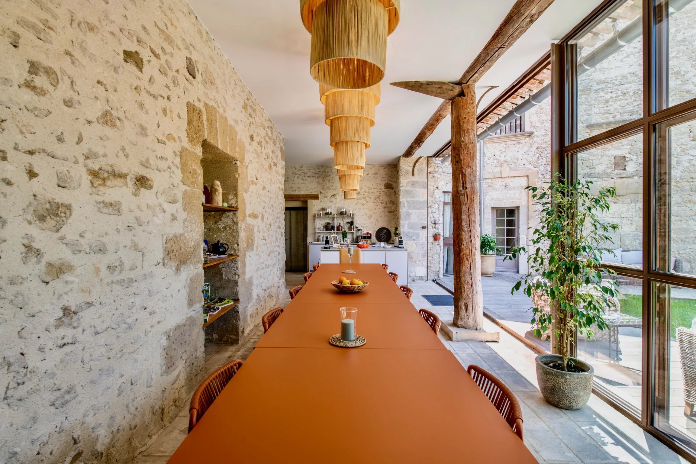 L’Isle-sur-la-Sorgue – 17th-century mansion/guest house with swimming pool. - 21434lr