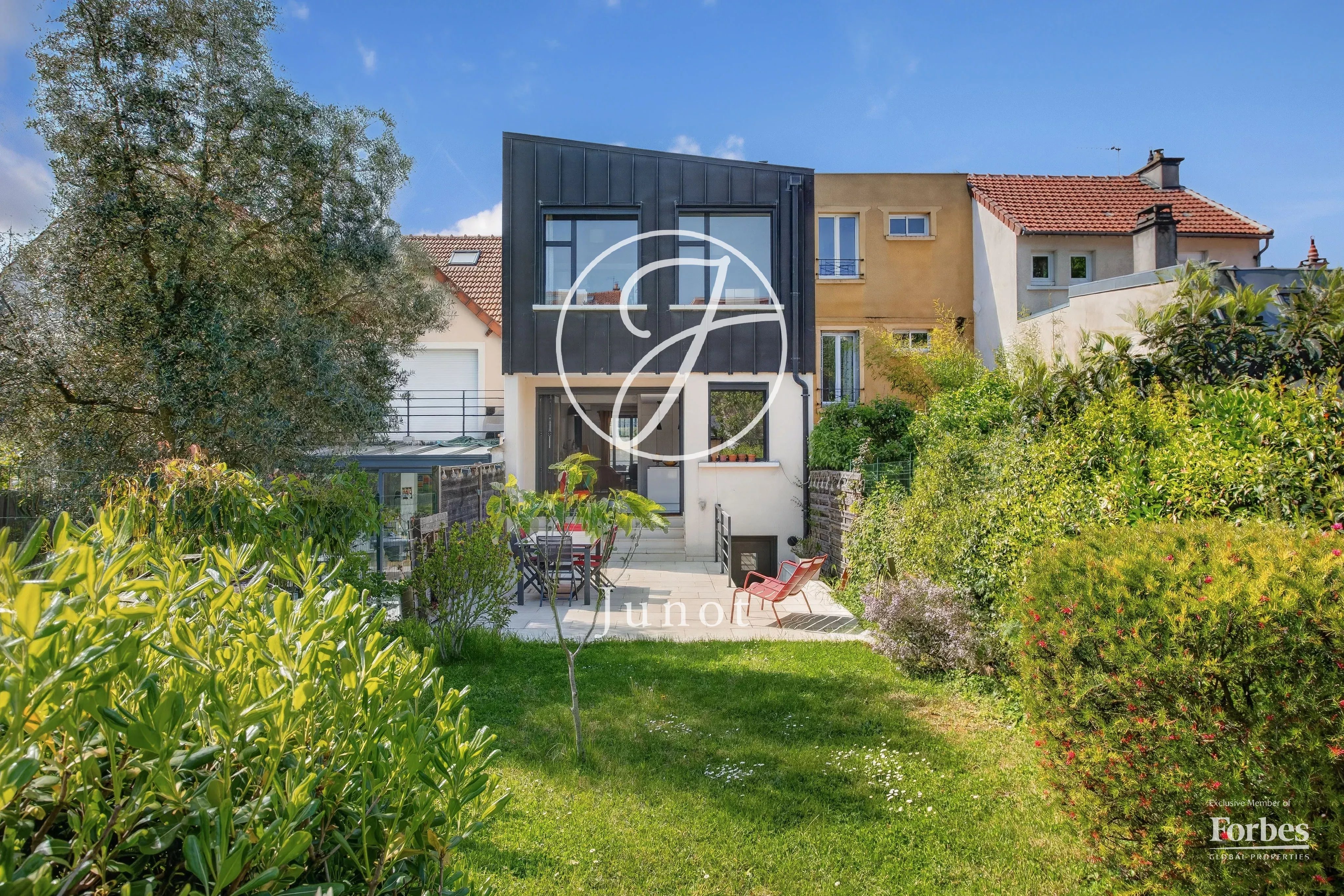 Suresnes - Mont Valérien - Maison à vendre - 216m² - 5 chambres - Terrain 259m².