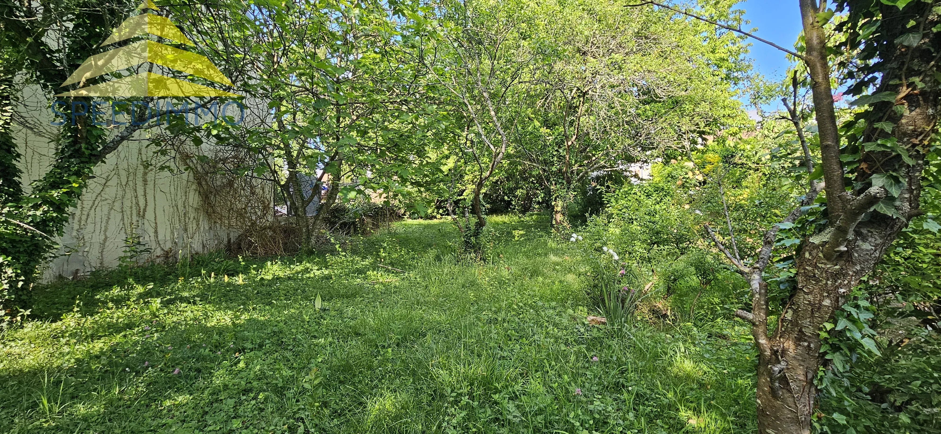 Terrain constructible de 657 m² à Mandres-les-Roses