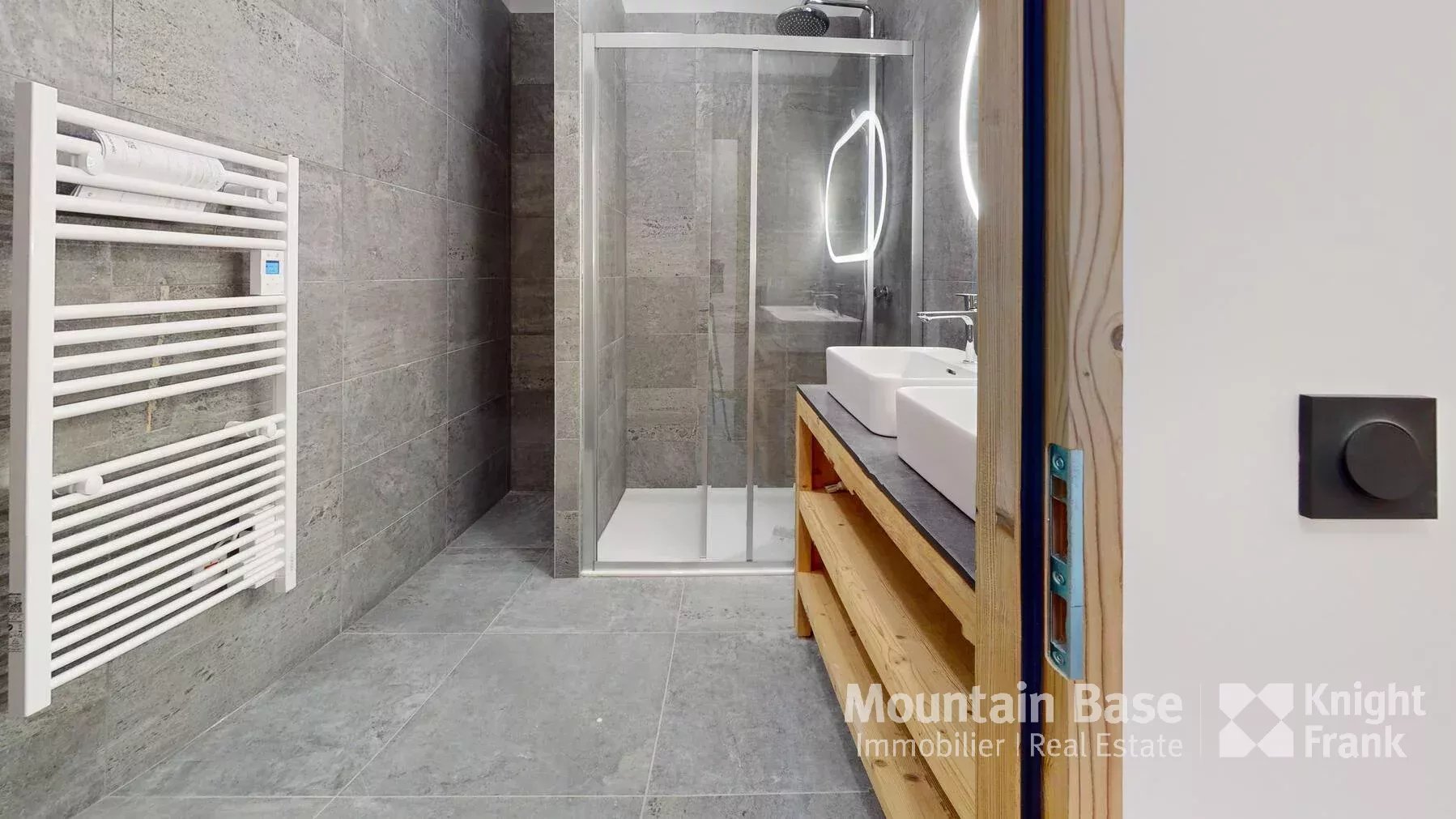 Photo of New 3-bedroom duplex apartment with cabin ideally located