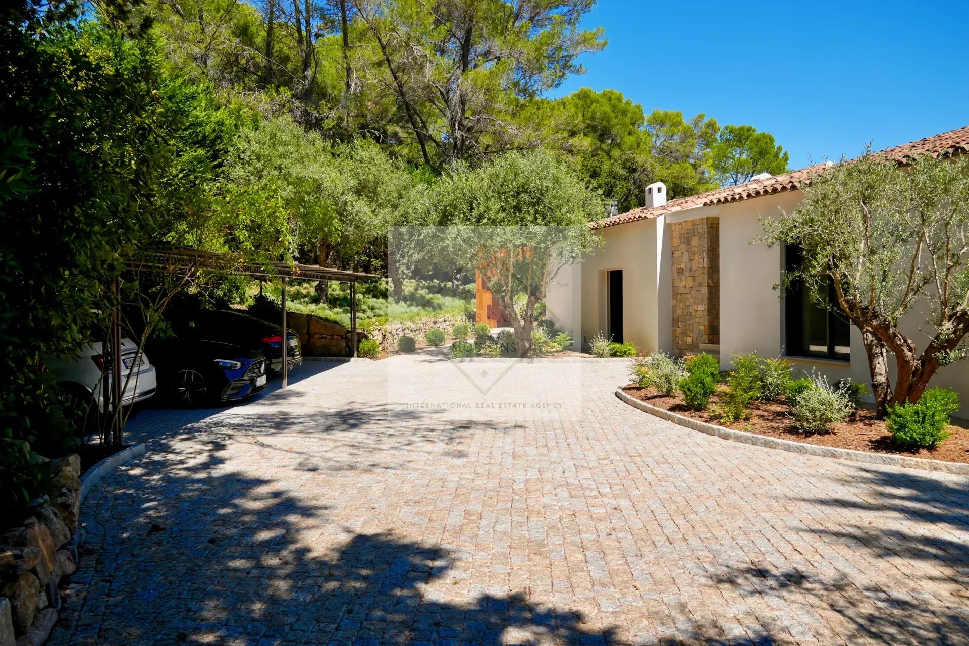 Villa neuve contemporaine de plain-pied dans un domaine de prestige à Mougins — photo 3