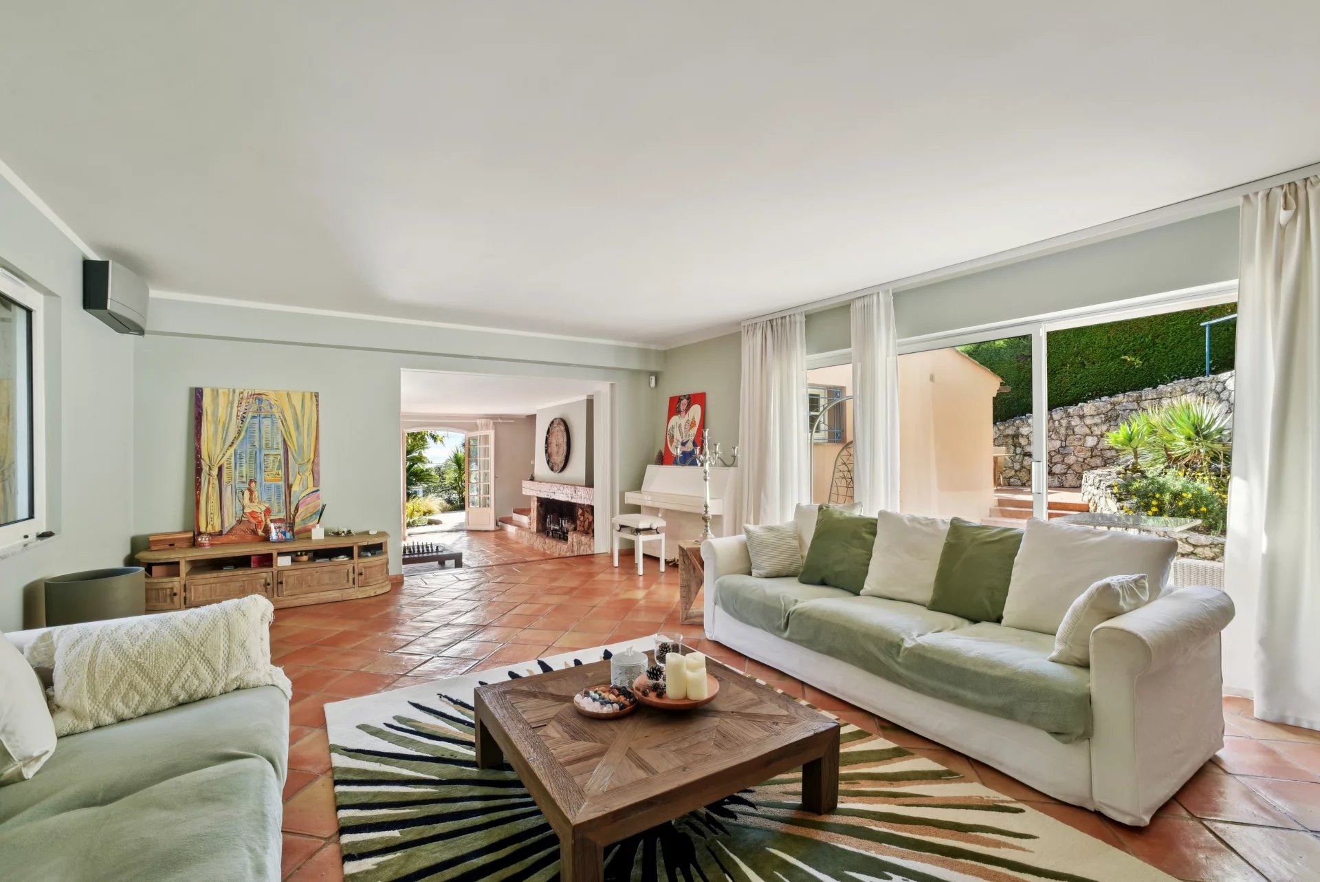 Charming Riviera villa with pool and sea view glimpsese