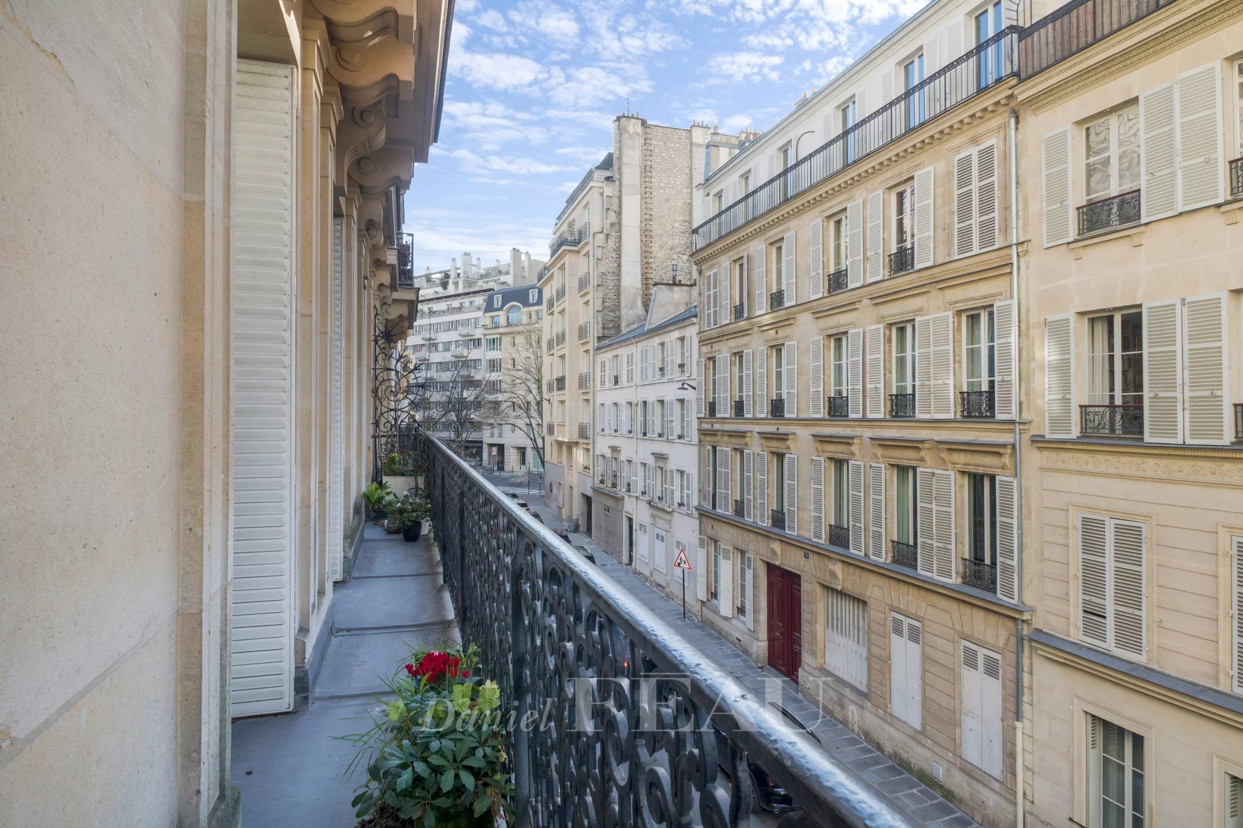 Balcon filant côté rue Madame