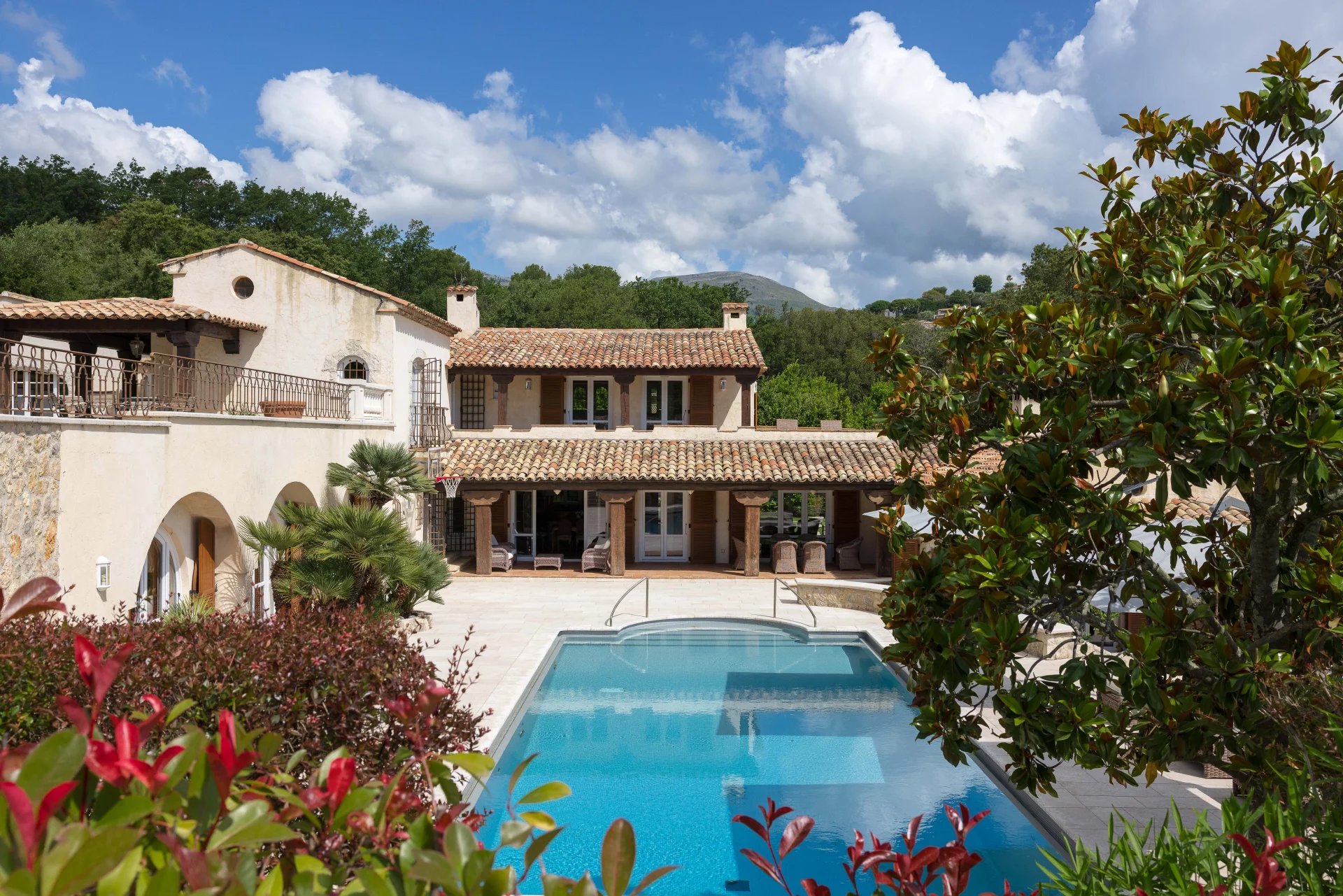 Enclosed domain, views and serenity