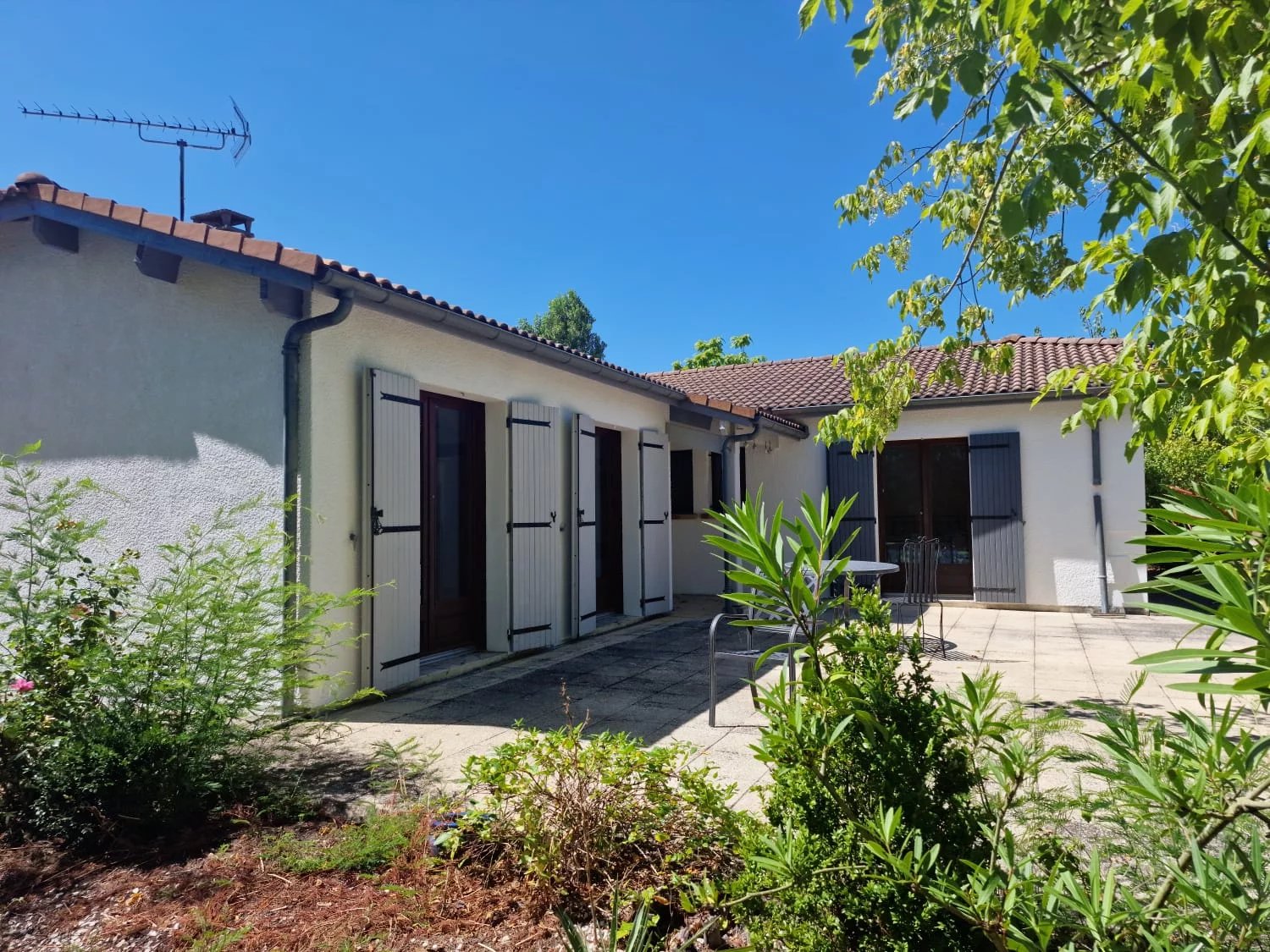 Plain-pied avec piscine, terrasse, terrain, à deux pas des commodités