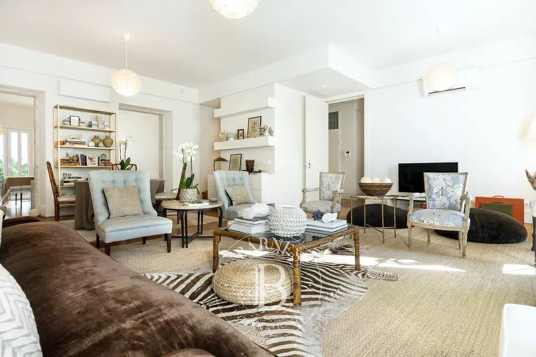 Apartamento com jardim e estacionamento