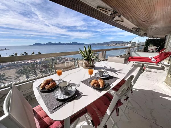 Apartment 2 bedrooms for sale on la Croisette in Cannes — photo 1