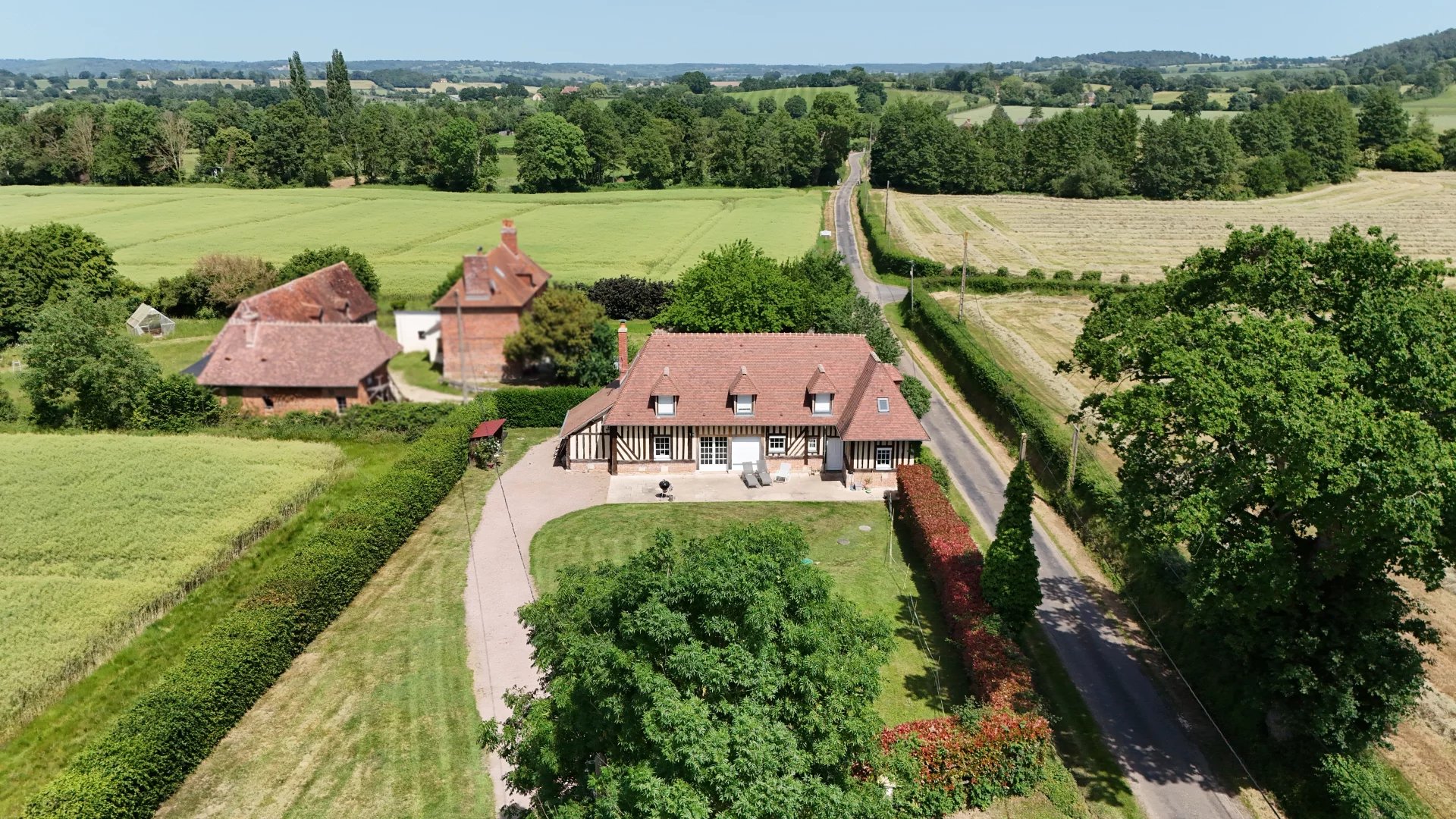 PAYS D’AUGE – CALVADOS – SAINT-PIERRE-EN-AUGE – ANCIEN PRESSOIR AUGERON RÉNOVÉ AVEC 4 CHAMBRES SUR TERRAIN DE 1 601 M²