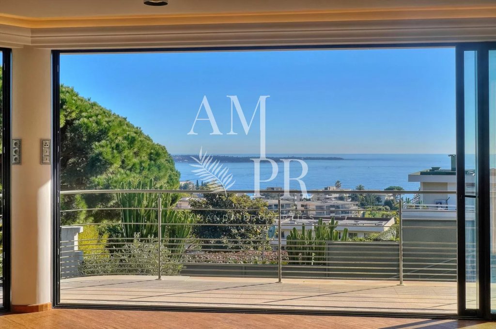 Villa for sale in Cannes — فيلا عصرية فاخرة في كان مع إطلالات بانورامية على البحر