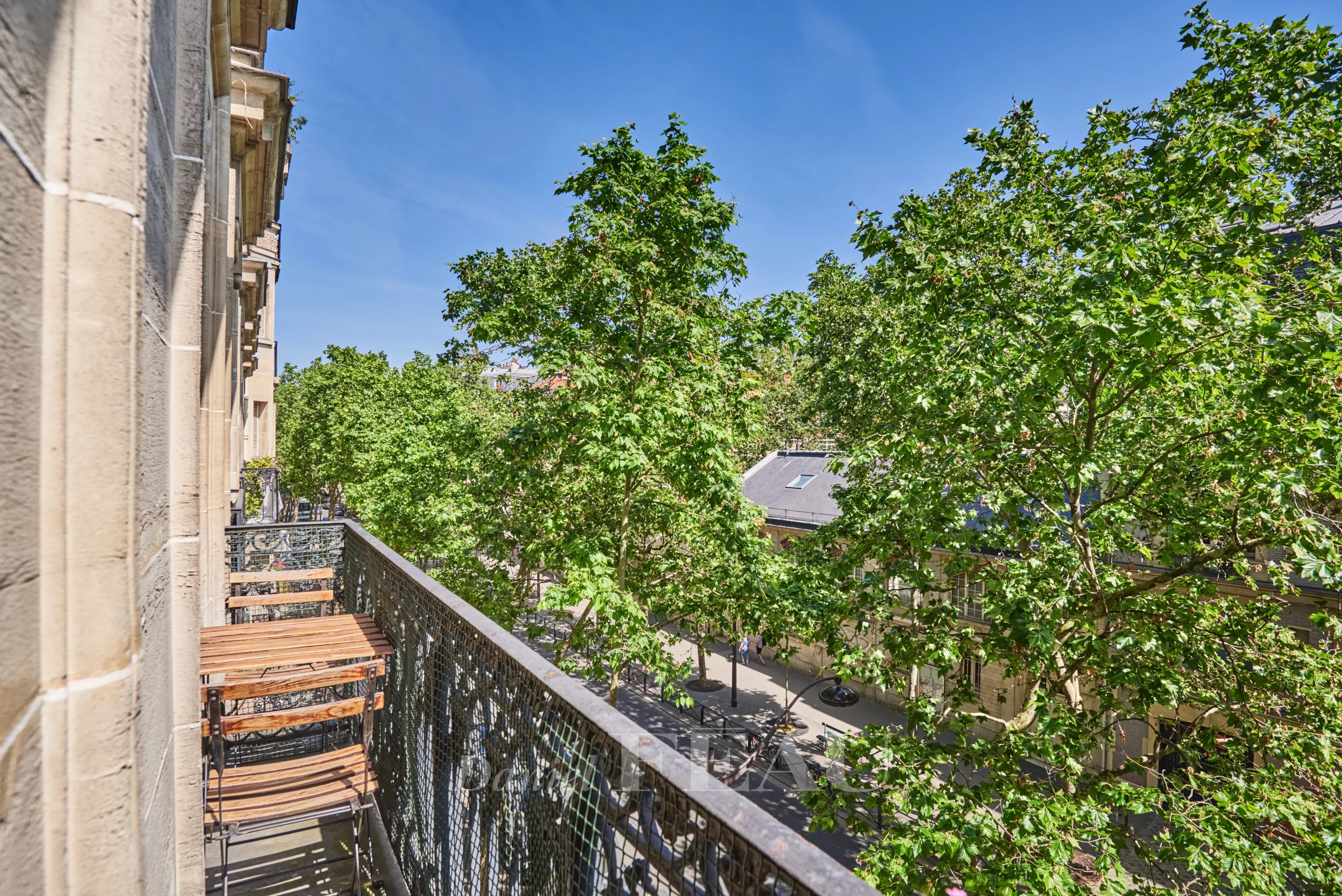 Paris 7th arrondissement – Family and Reception Apartment – 150 sqm – 3rd Floor with Elevator – 3/4 Bedrooms – Open View - Exclusivity