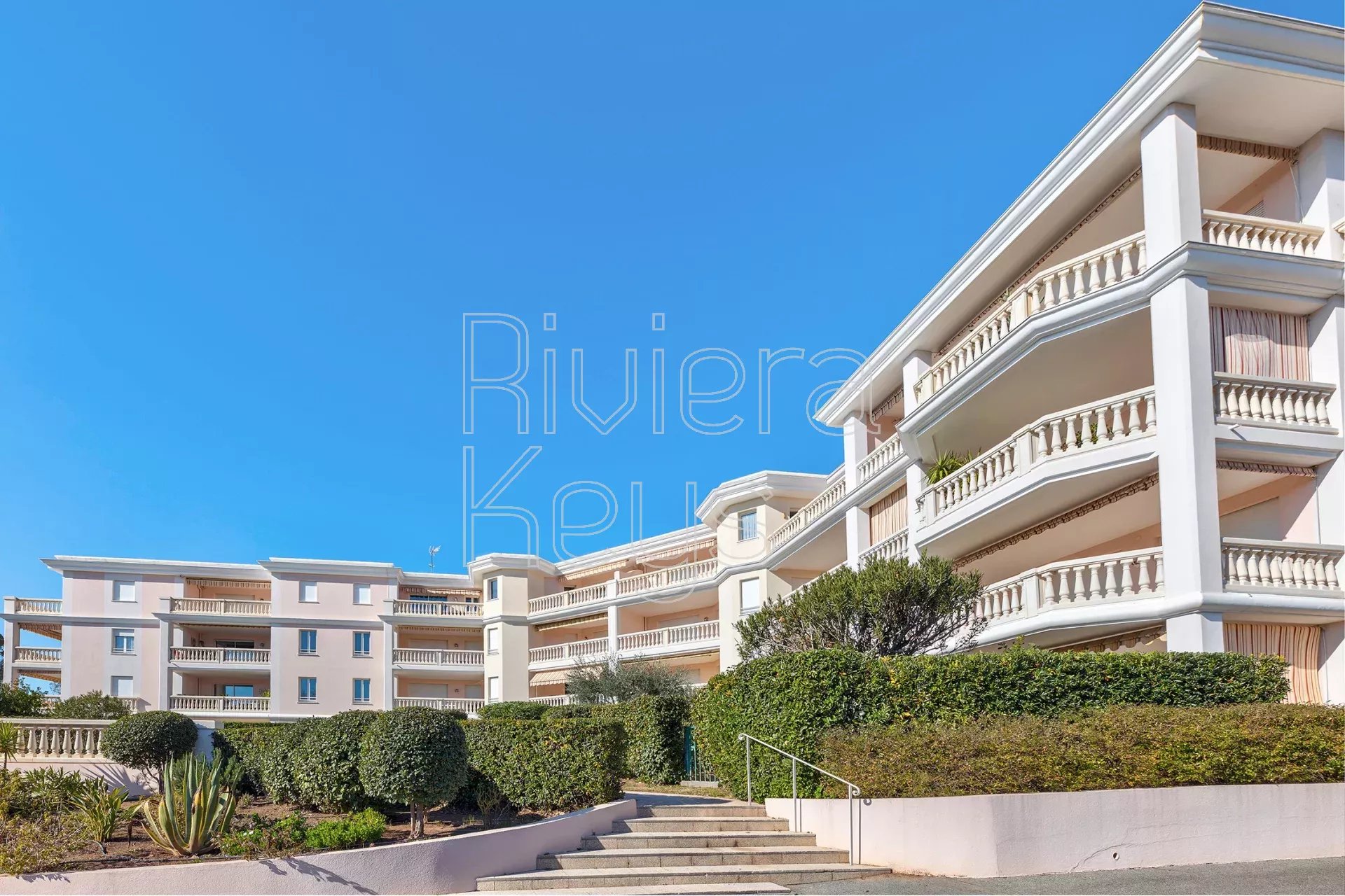 SAINT-RAPHAËL - Plateau Notre-Dame : Superbe appartement 3 pièces, au calme, avec piscine, cave et garage