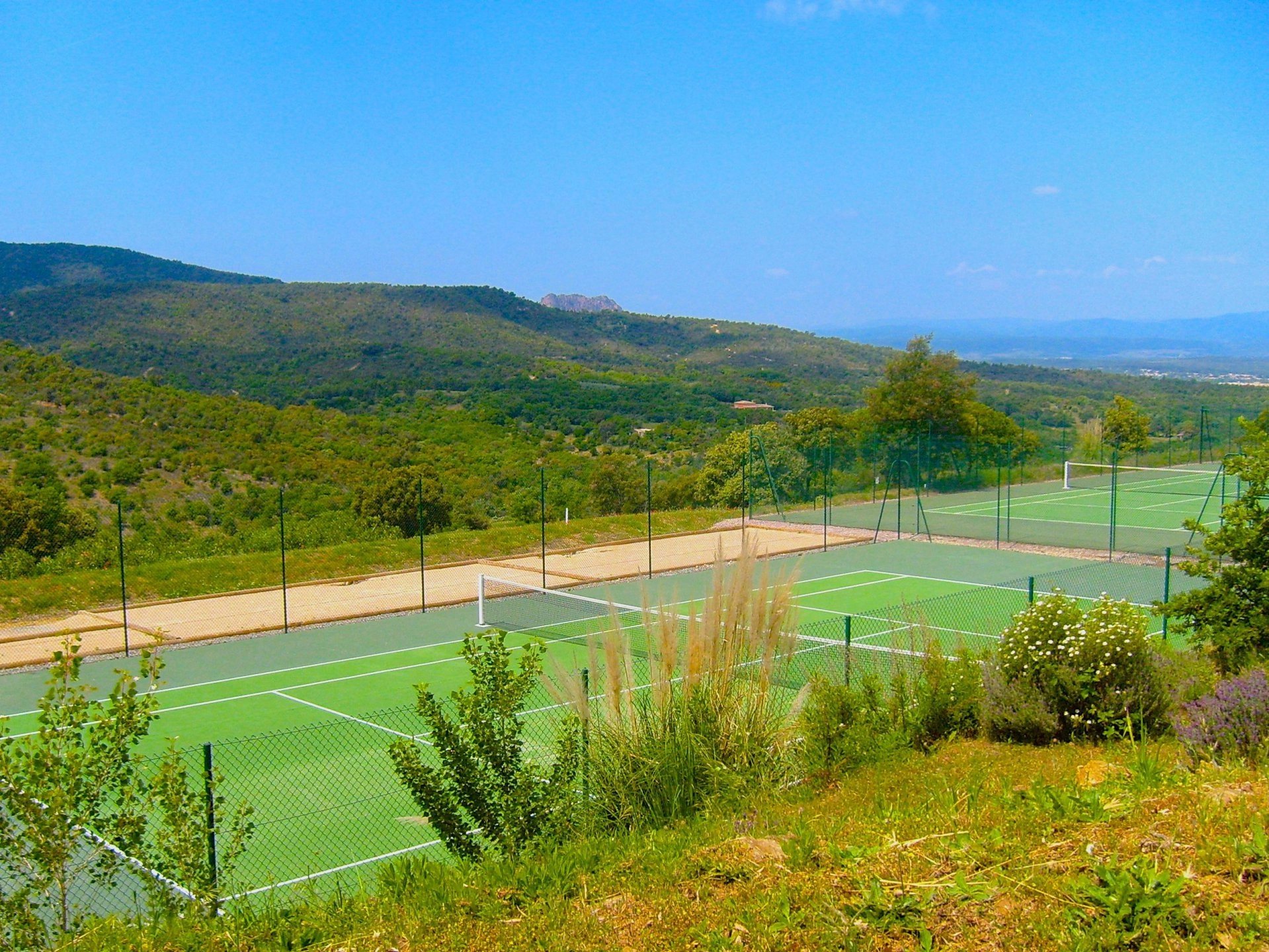 Roquebrune/s Argens, Villa -4 bedrooms -90m2- in luxury domaine, with pool & tennis
