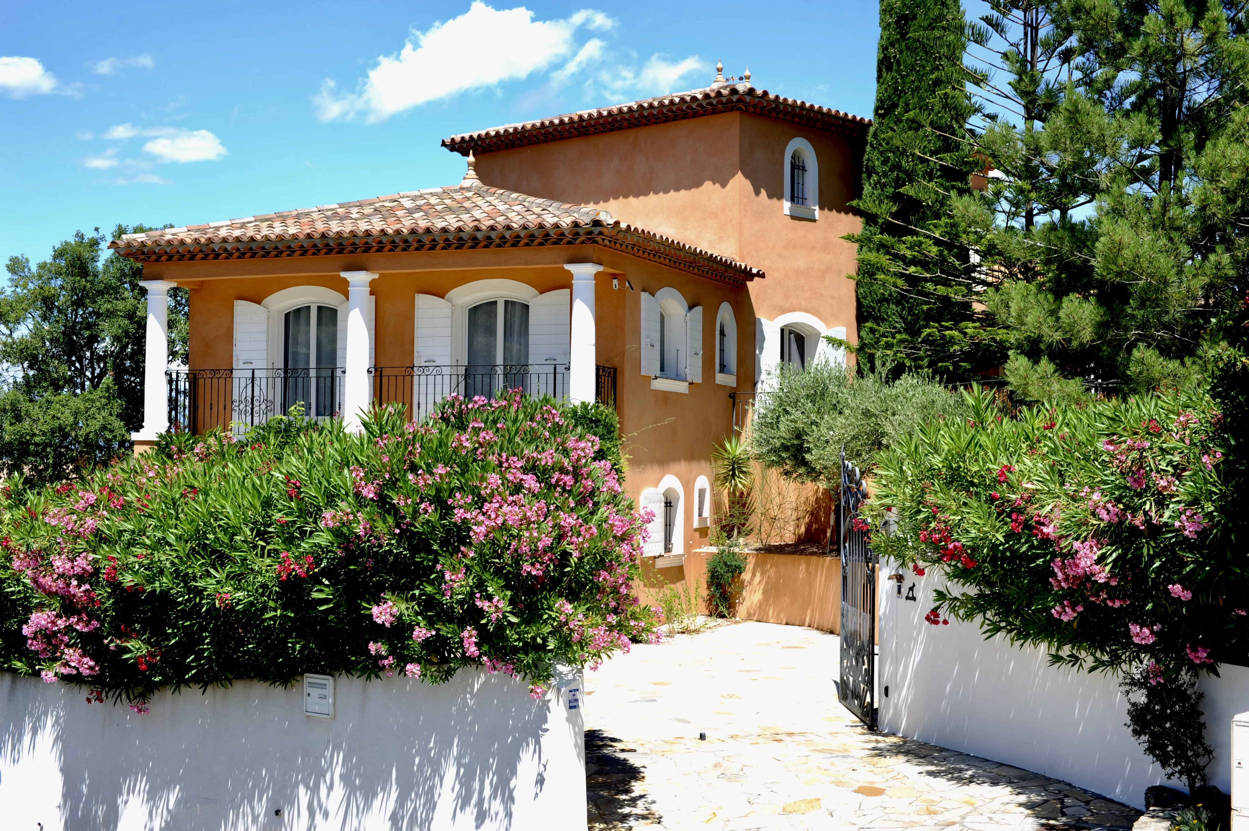 Exceptional neo-Provençal villa with pool and independent apartment in Saint-Aygulf