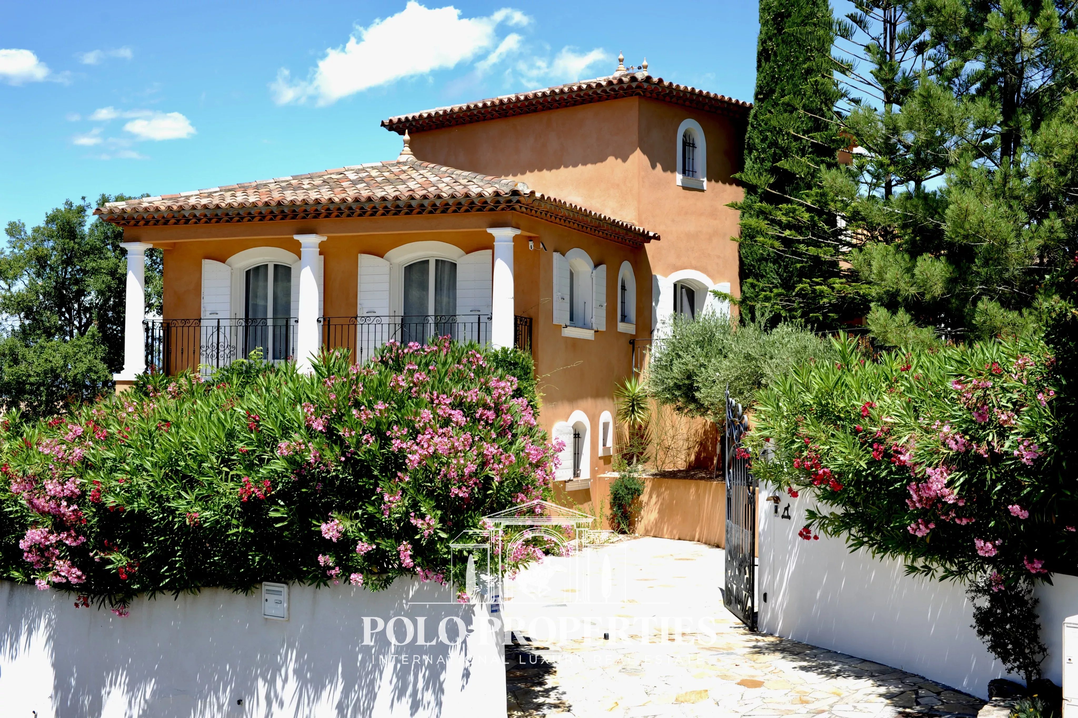 Exceptional neo-Provençal villa with pool and independent apartment in Saint-Aygulf
