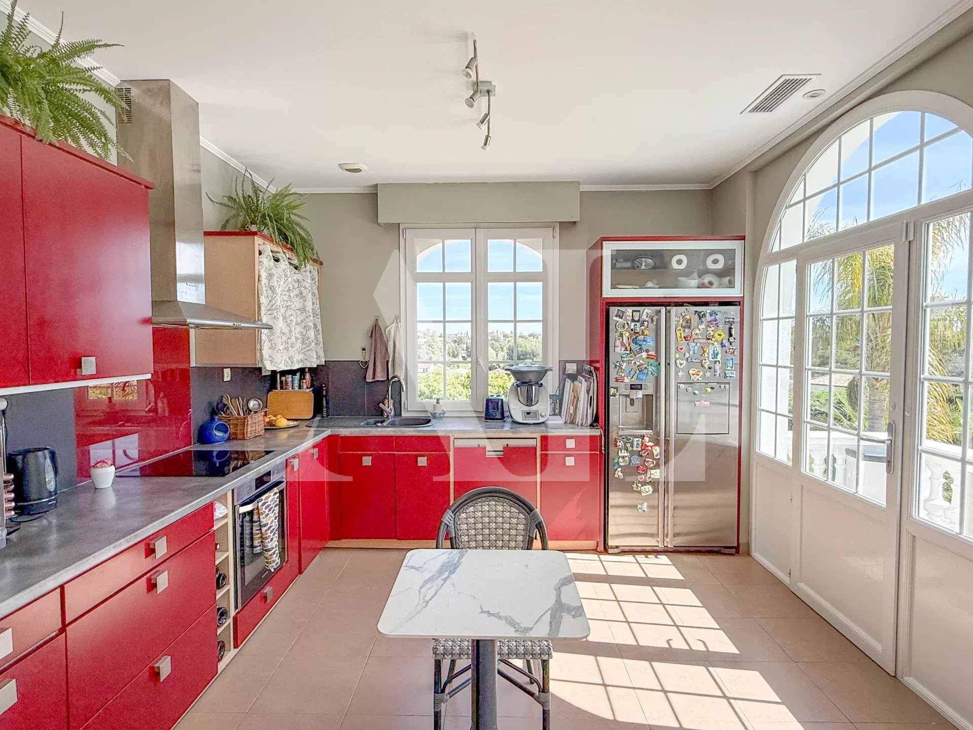 ANTIBES OUEST - VILLA AVEC PISCINE PROCHE MER À PIED