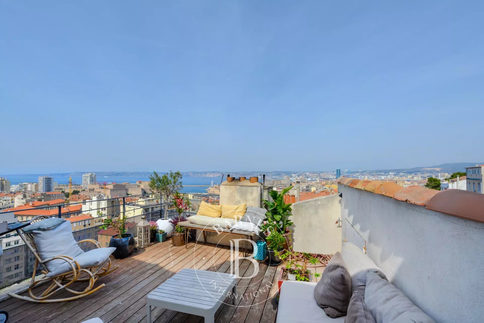 For sale - Marseille 7 - Saint-Victor - apartment with a rooftop terrace - breathtaking sea view