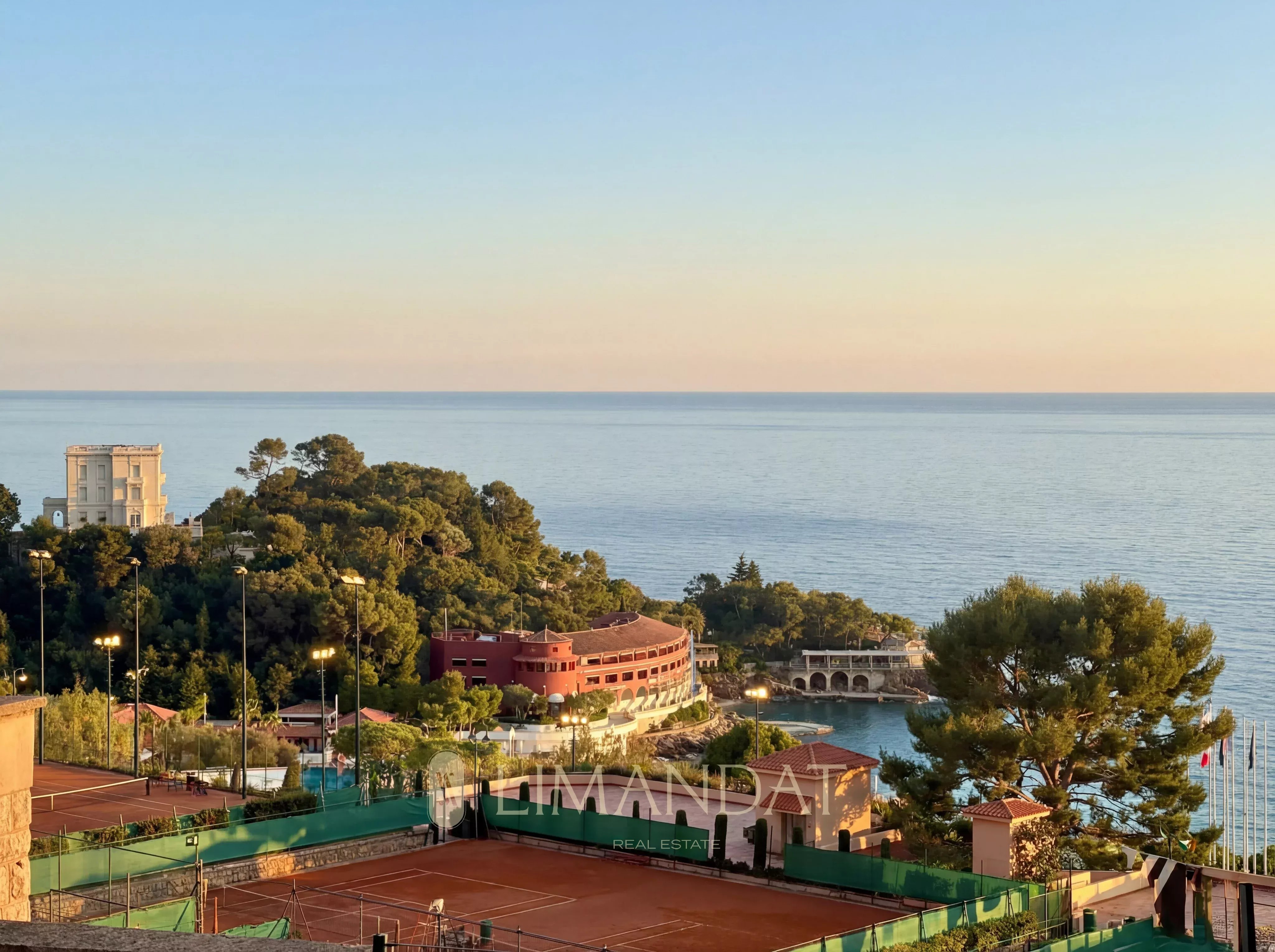 A deux minutes à pied de Monaco, 3 pièces excellent état  78 m2 -  terrasse/jardin 45 m2 - terrasse vue mer 16 m2 - parking couvert double – Roquebrune Cap Martin Saint Roman