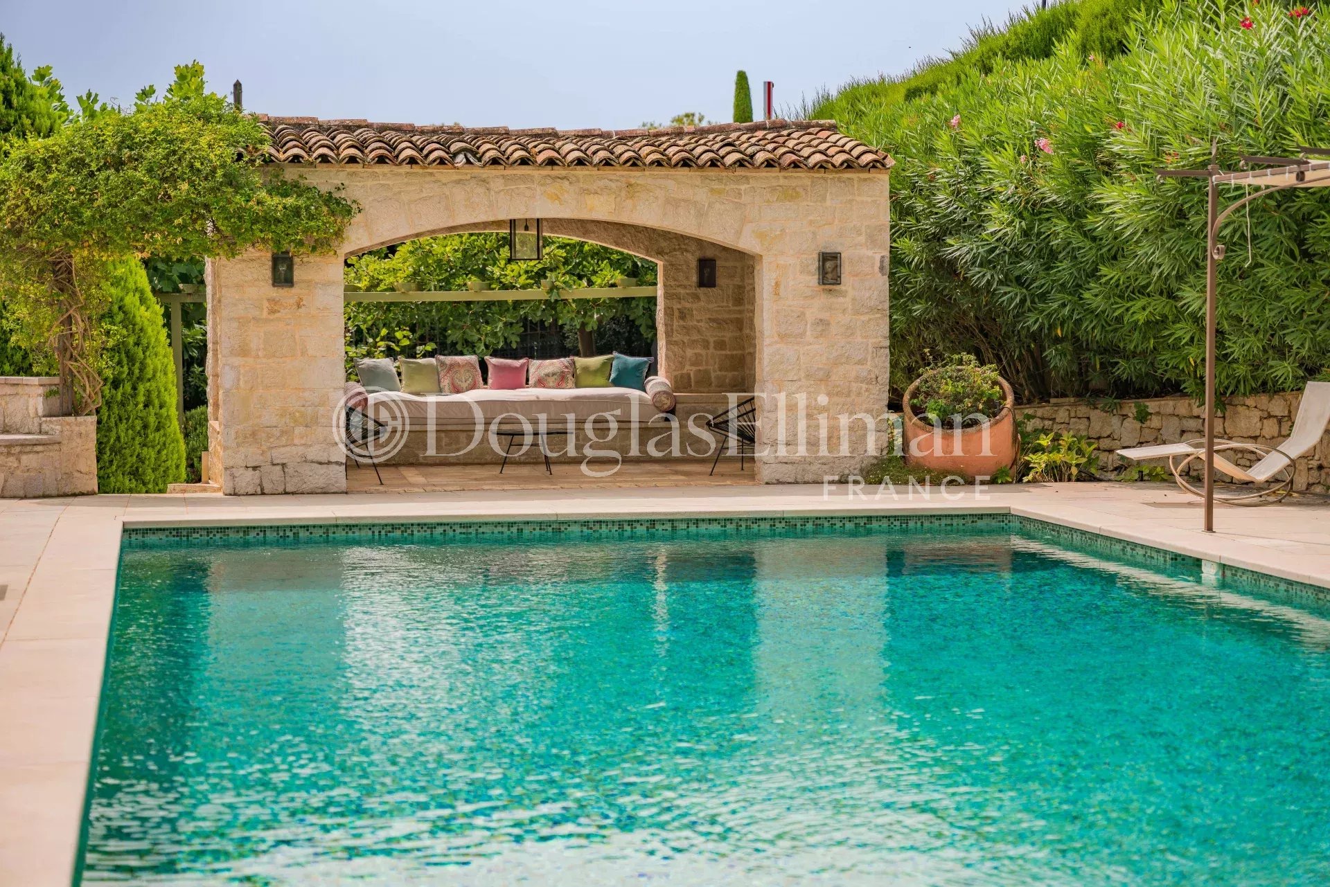 SAINT PAUL DE VENCE : Une Superbe villa avec vue mer dans un domaine privé - Image nᵒ3