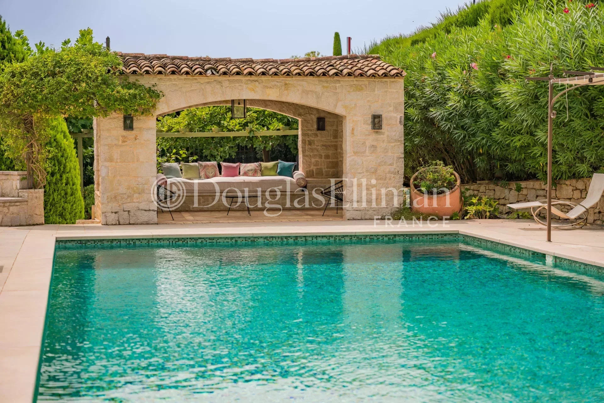 SAINT PAUL DE VENCE : Une Superbe villa avec vue mer dans un domaine privé - Image nᵒ3