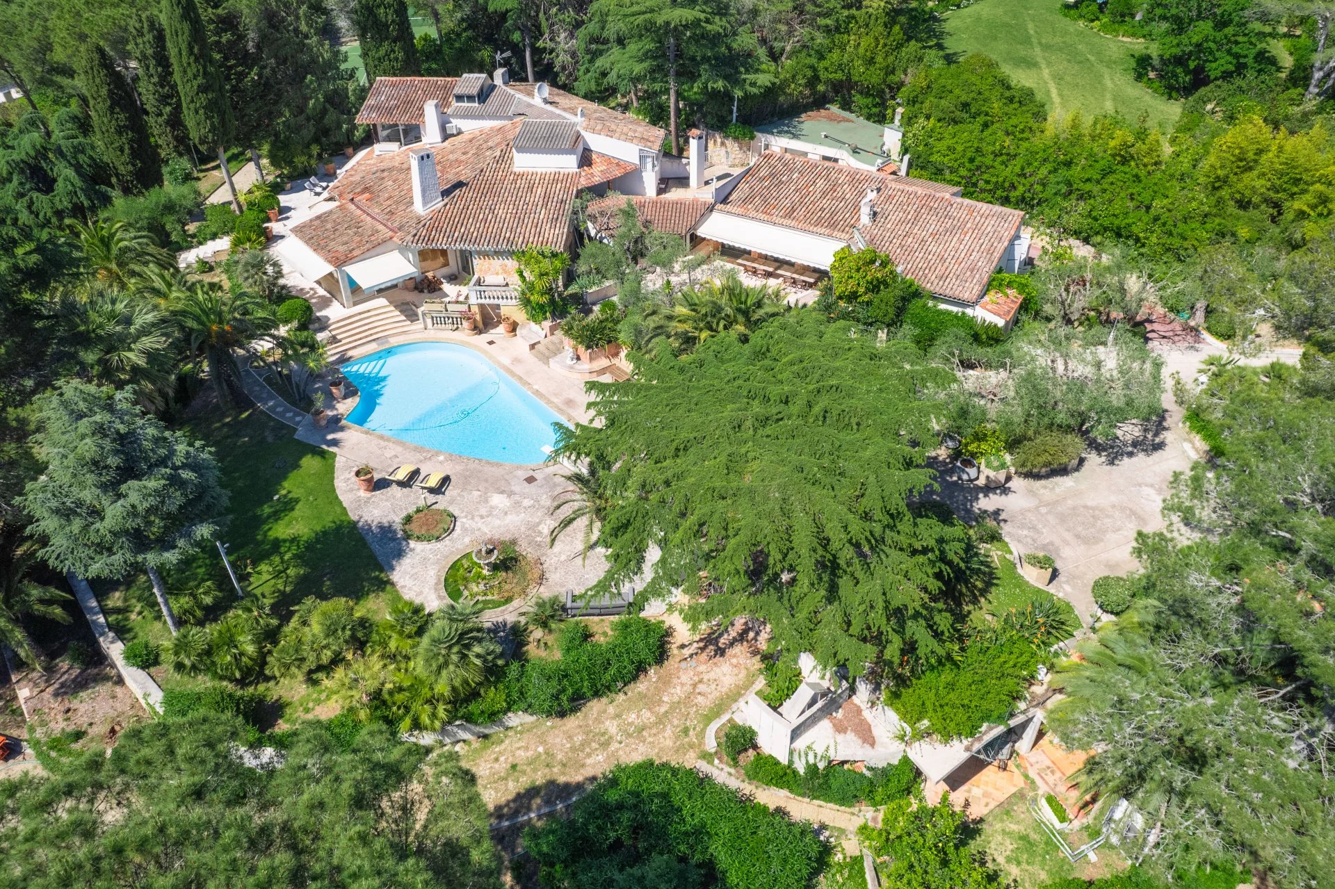 06250 MOUGINS VILLA